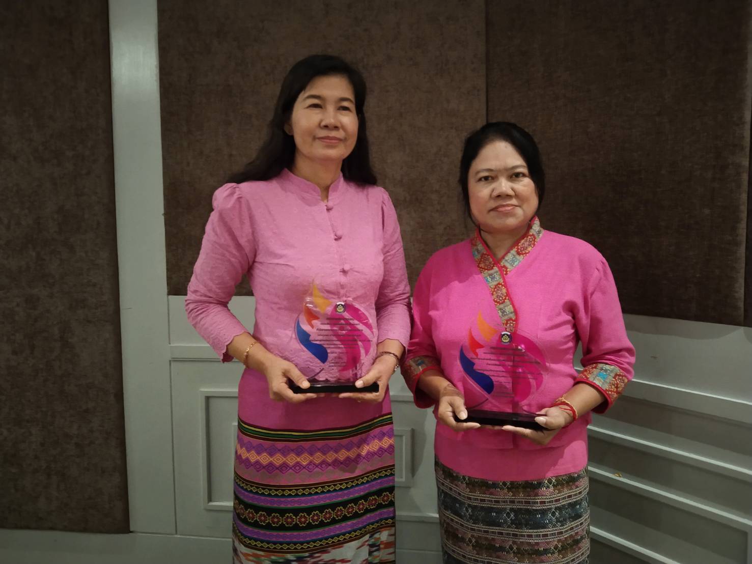 “พช.ระยอง”  รับรางวัลเชิดชูเกียรติคนกองทุนพัฒนาบทบาทสตรี ประจำปี 2563