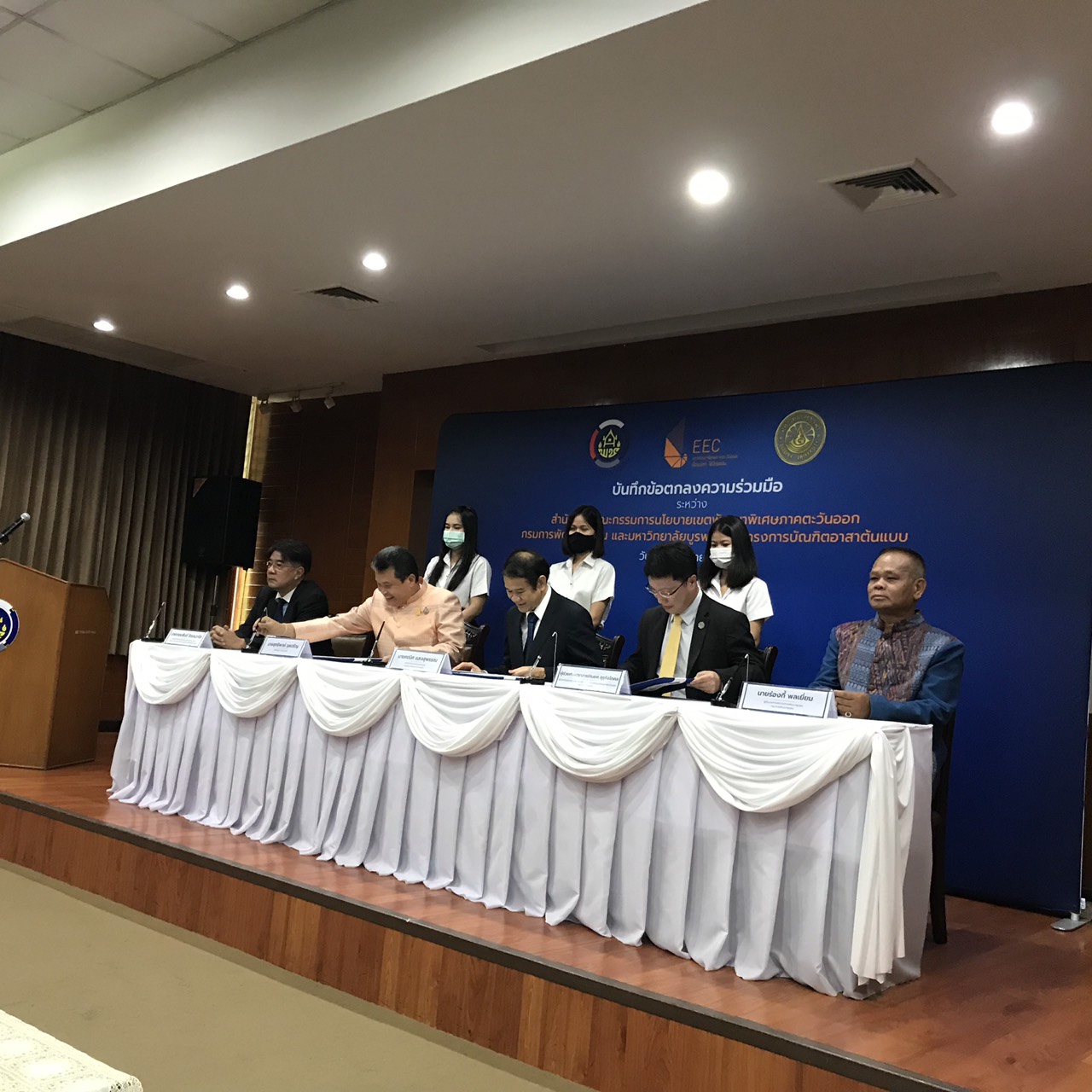 “พช.ระยอง”  ร่วมเป็นเกียรติในพิธีเปิดและลงนามบันทึกข้อตกลงความร่วมมือการดำเนินโครงการบัณฑิตอาสาต้นแบบ