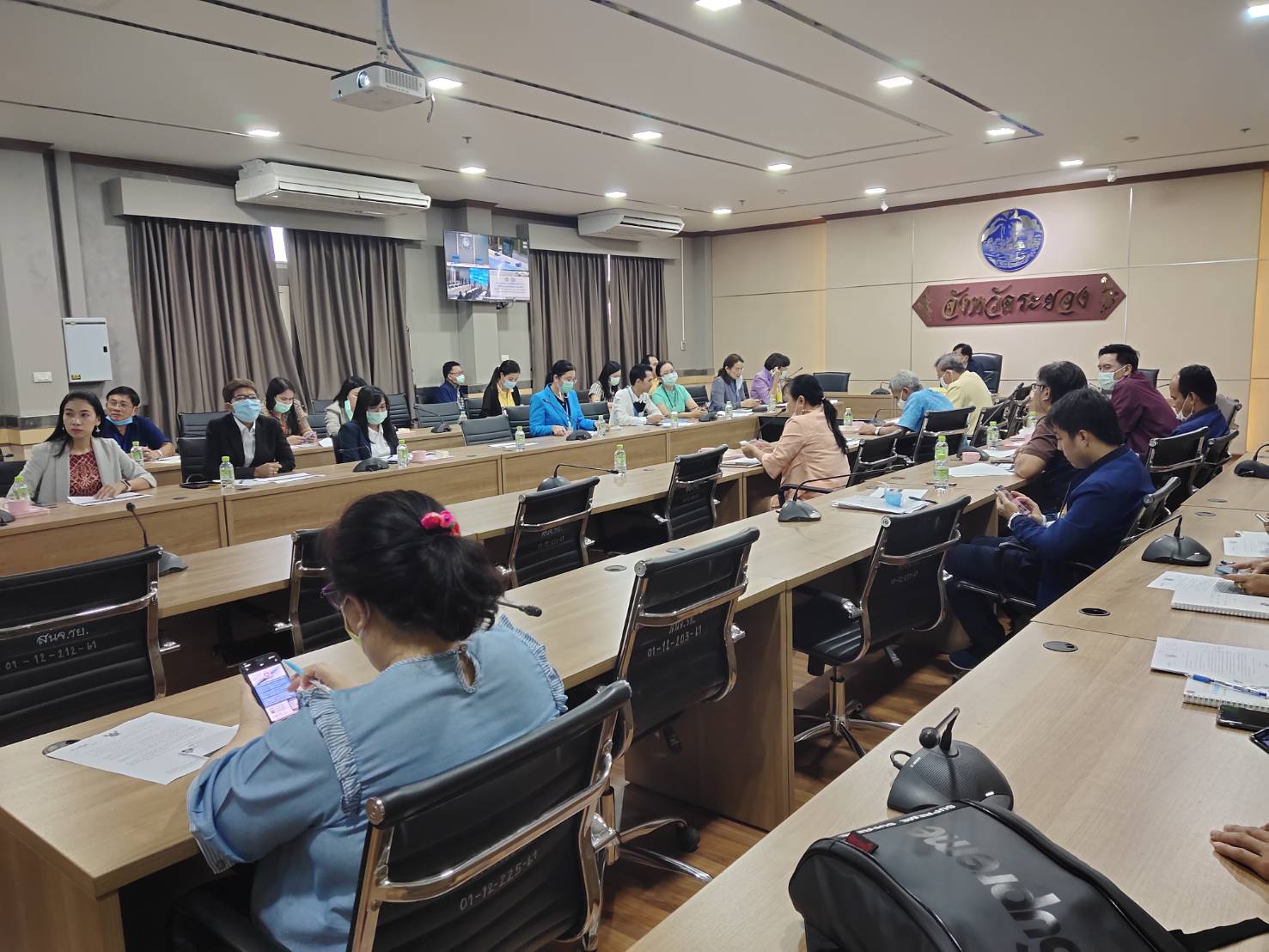 “พช.ระยอง”  ร่วมประชุมผ่านระบบวีดีทัศน์ทางไกล (VCS) เพื่อชี้แจงรายละเอียดโครงการคนละครึ่ง