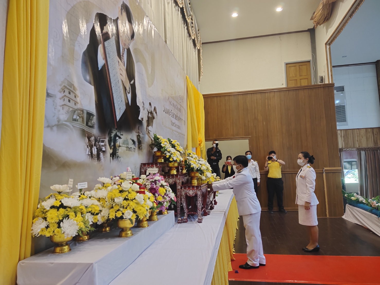 “พช.ระยอง.   ร่วมพิธีถวายราชสักการะน้อมรำลึกในวันพระมหากรุณาธิคุณ พระบาทสมเด็จพระบรมชนกาธิเบศร มหาภูมิพลอดุลยเดชมหาราช บรมนาถบพิตร เนื่องในวันพระบิดาแห่งฝนหลวง ประจำปี 2563