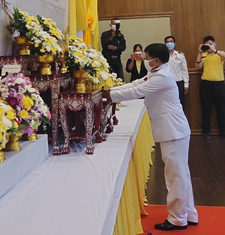 “พช.ระยอง.   ร่วมพิธีถวายราชสักการะน้อมรำลึกในวันพระมหากรุณาธิคุณ พระบาทสมเด็จพระบรมชนกาธิเบศร มหาภูมิพลอดุลยเดชมหาราช บรมนาถบพิตร เนื่องในวันพระบิดาแห่งฝนหลวง ประจำปี 2563