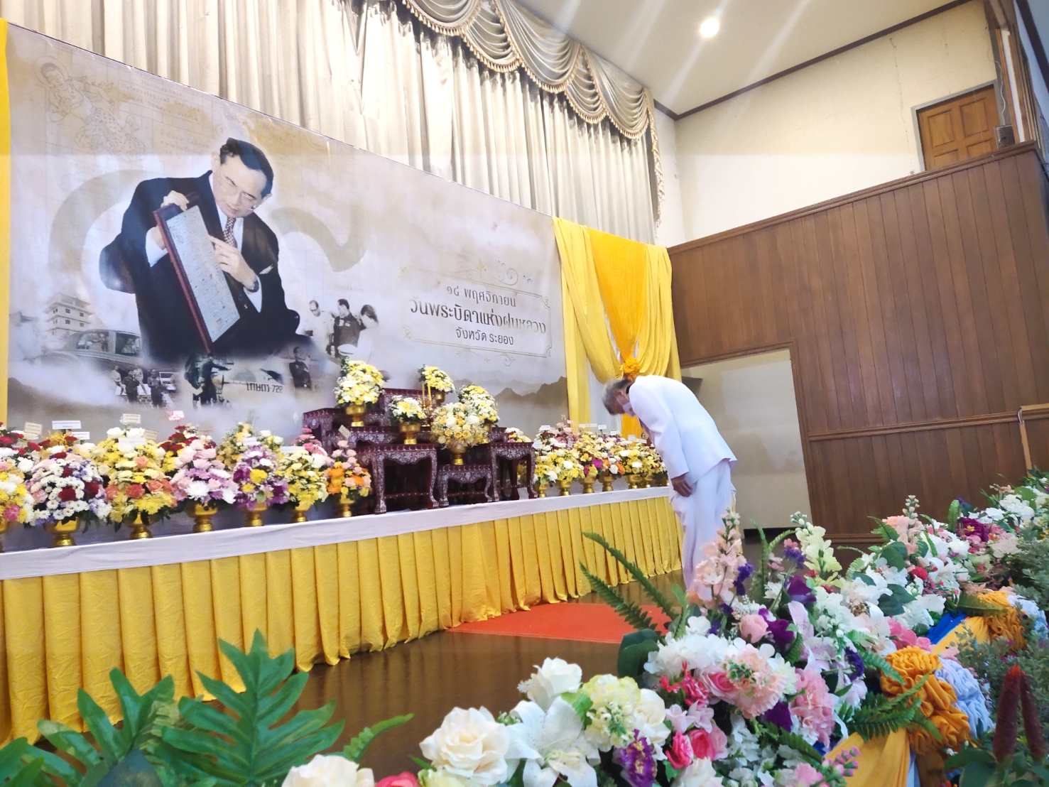 “พช.ระยอง.   ร่วมพิธีถวายราชสักการะน้อมรำลึกในวันพระมหากรุณาธิคุณ พระบาทสมเด็จพระบรมชนกาธิเบศร มหาภูมิพลอดุลยเดชมหาราช บรมนาถบพิตร เนื่องในวันพระบิดาแห่งฝนหลวง ประจำปี 2563