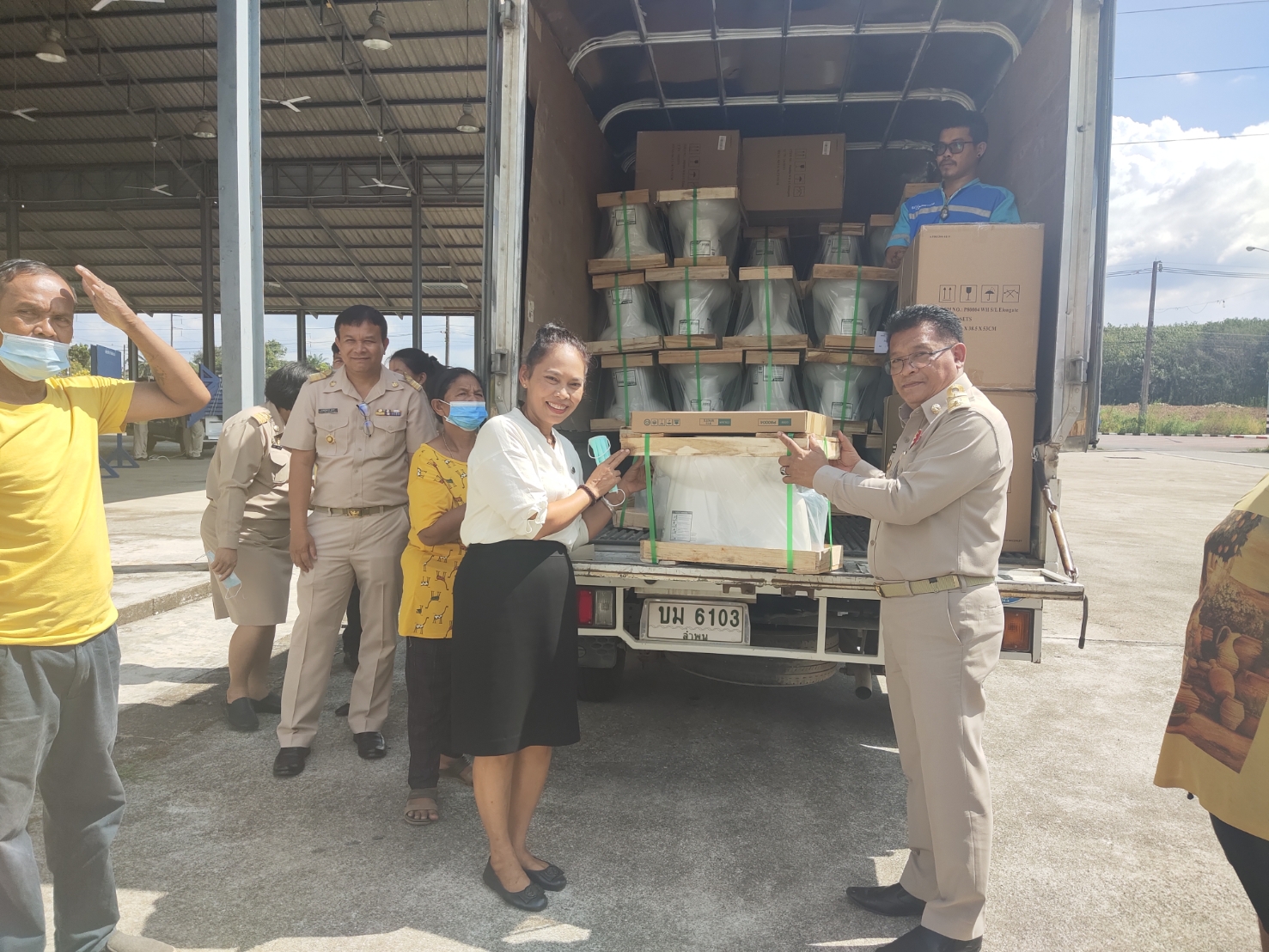 ? “พช.ระยอง”  ร่วมรับมอบสุขภัณฑ์ โครงการ “นั่งสุข ลุกสบาย” เพื่อเปลี่ยนโถส้วมแบบนั่งราบให้ผู้สูงอายุและยากไร้  ?