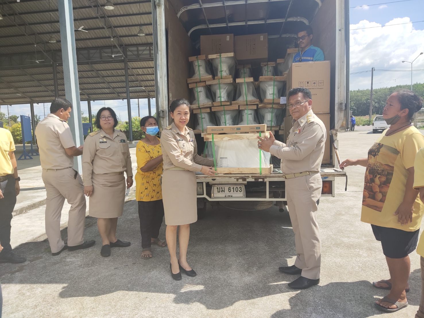 ? “พช.ระยอง”  ร่วมรับมอบสุขภัณฑ์ โครงการ “นั่งสุข ลุกสบาย” เพื่อเปลี่ยนโถส้วมแบบนั่งราบให้ผู้สูงอายุและยากไร้  ?