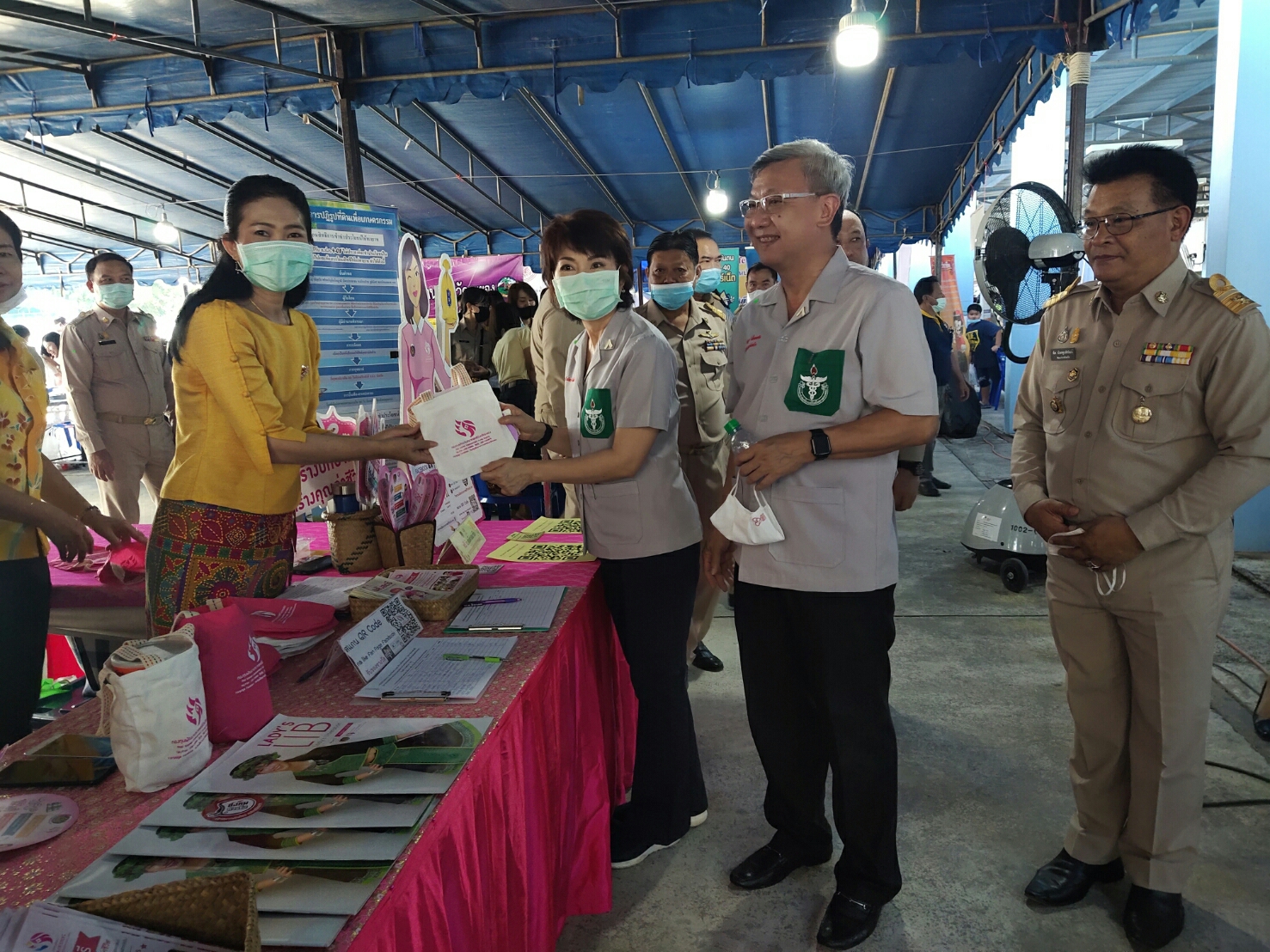 ? “พช.ระยอง” ร่วมออกหน่วยบำบัดทุกข์ บำรุงสุข สร้างรอยยิ้ม คืนความสุขให้ประชาชน” จังหวัดระยอง (ครั้งที่ 1) ประจำปีงบประมาณ พ.ศ.2564 ?