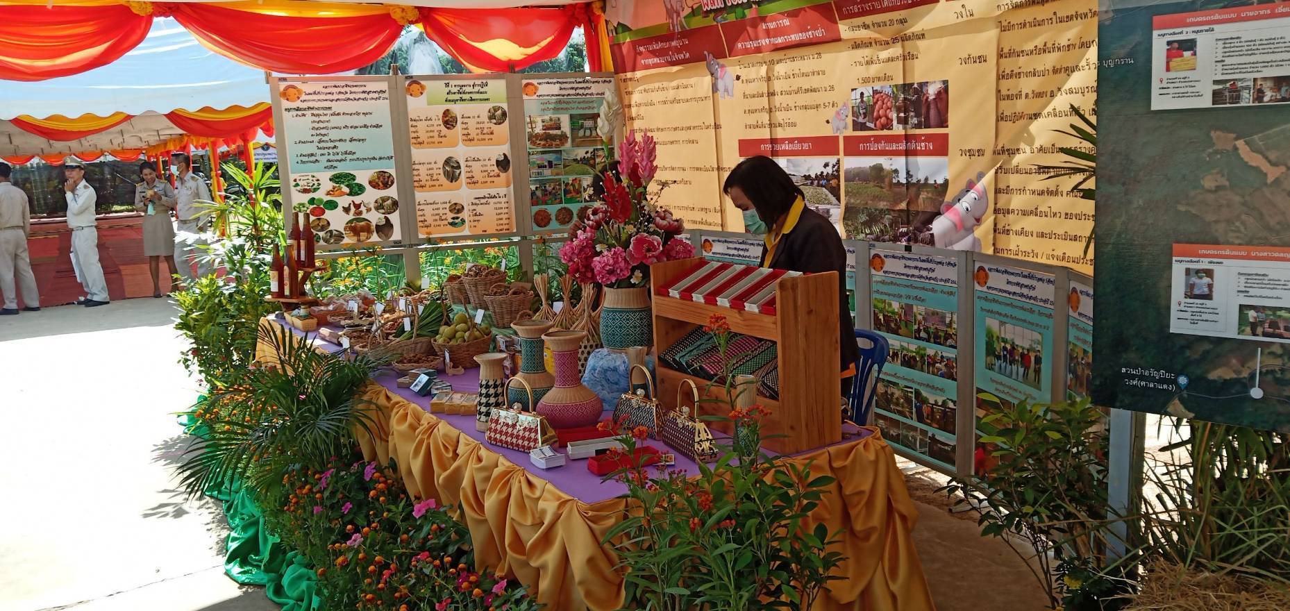 “พช.ระยอง” จัดนิทรรศการแสดงผลการดำเนินงานตาม “โครงการพัชรสุธาคชานุรักษ์”