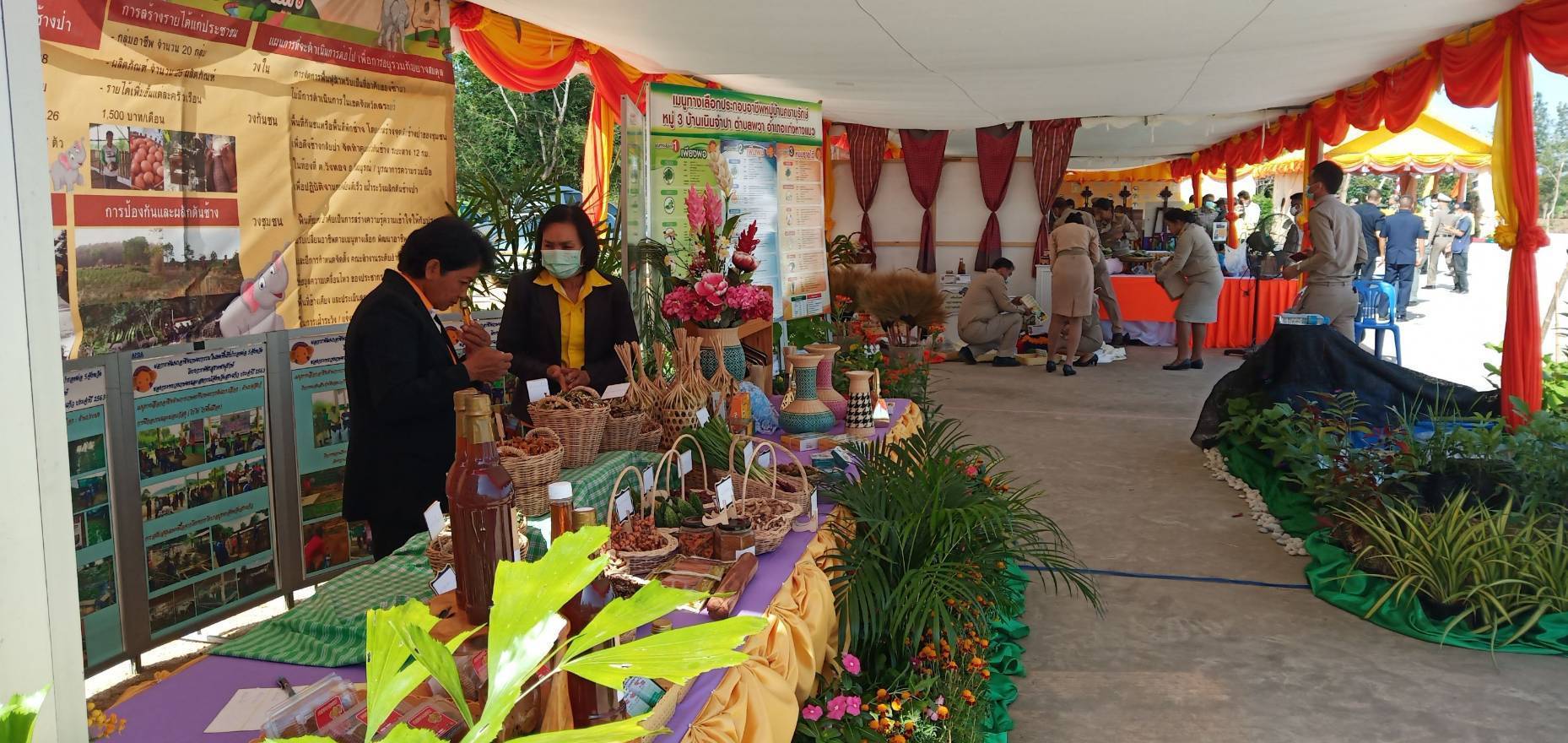 “พช.ระยอง” จัดนิทรรศการแสดงผลการดำเนินงานตาม “โครงการพัชรสุธาคชานุรักษ์”