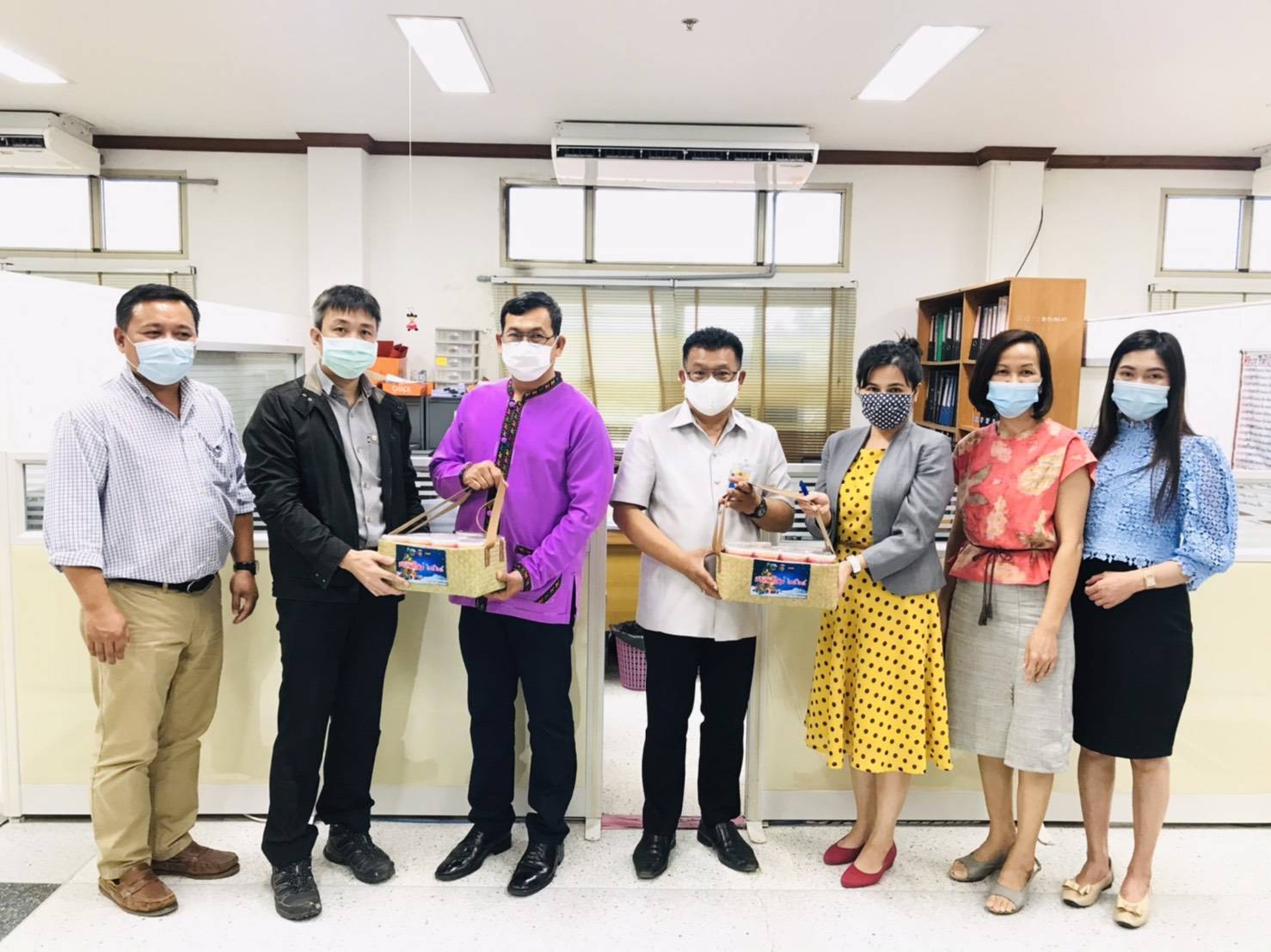 “พช.ระยอง นำกระเช้า OTOP สวัสดีปีใหม่ 2564 หัวหน้าส่วนราชการในจังหวัดระยอง”