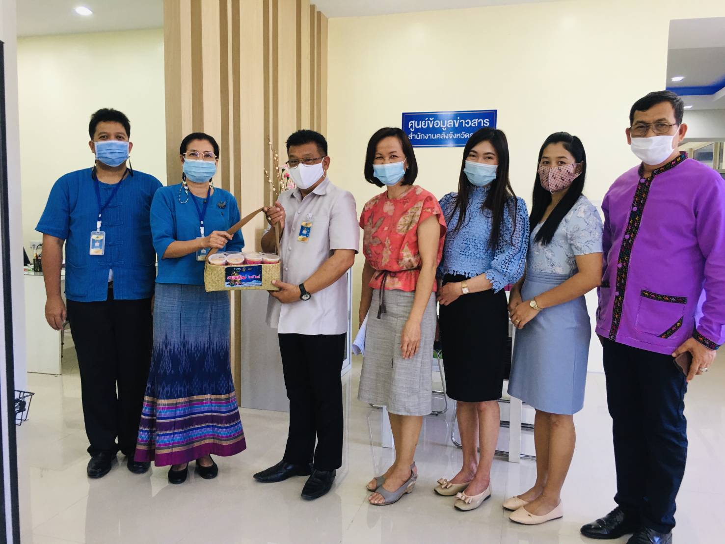 “พช.ระยอง นำกระเช้า OTOP สวัสดีปีใหม่ 2564 หัวหน้าส่วนราชการในจังหวัดระยอง”