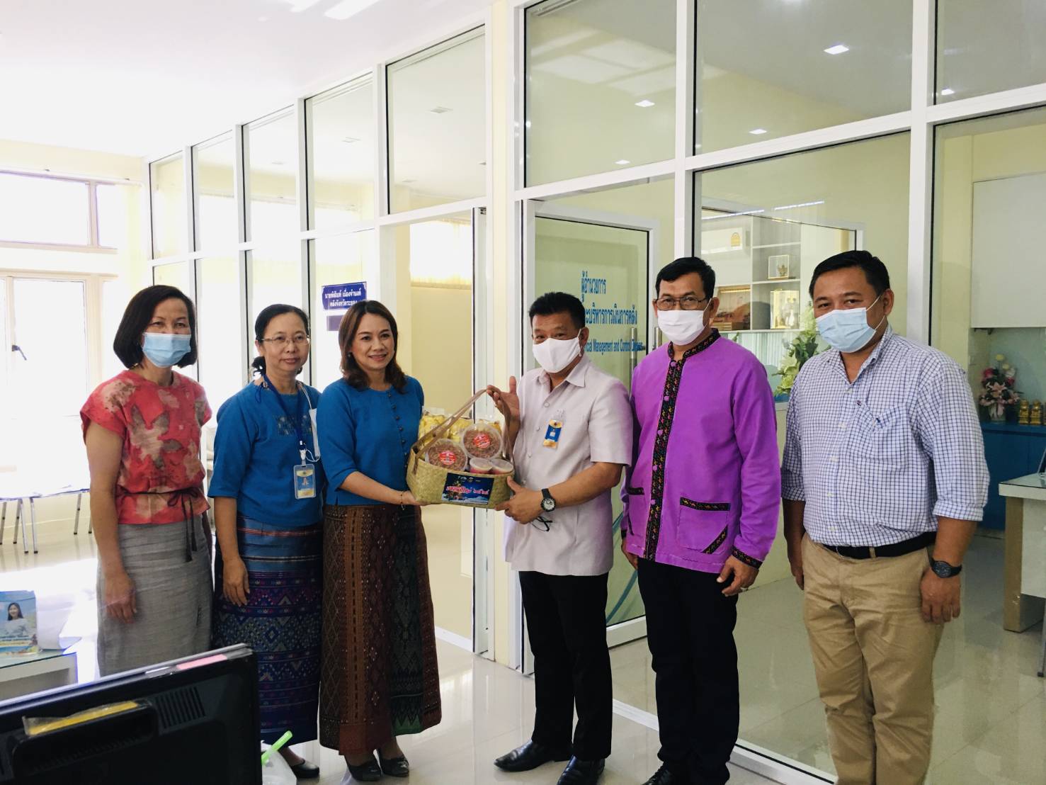 “พช.ระยอง นำกระเช้า OTOP สวัสดีปีใหม่ 2564 หัวหน้าส่วนราชการในจังหวัดระยอง”