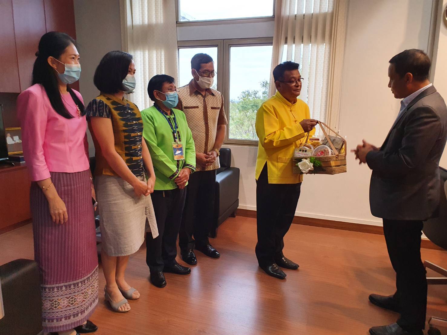 “พช.ระยอง นำกระเช้า OTOP สวัสดีปีใหม่ 2564 ผู้ว่าราชการจังหวัดระยองและรองผู้ว่าราชการจังหวัดฯ ” ? และรับมอบของขวัญสวัสดีปีใหม่ จากบริษัท ปตท.ระบบท่อเขต 3”