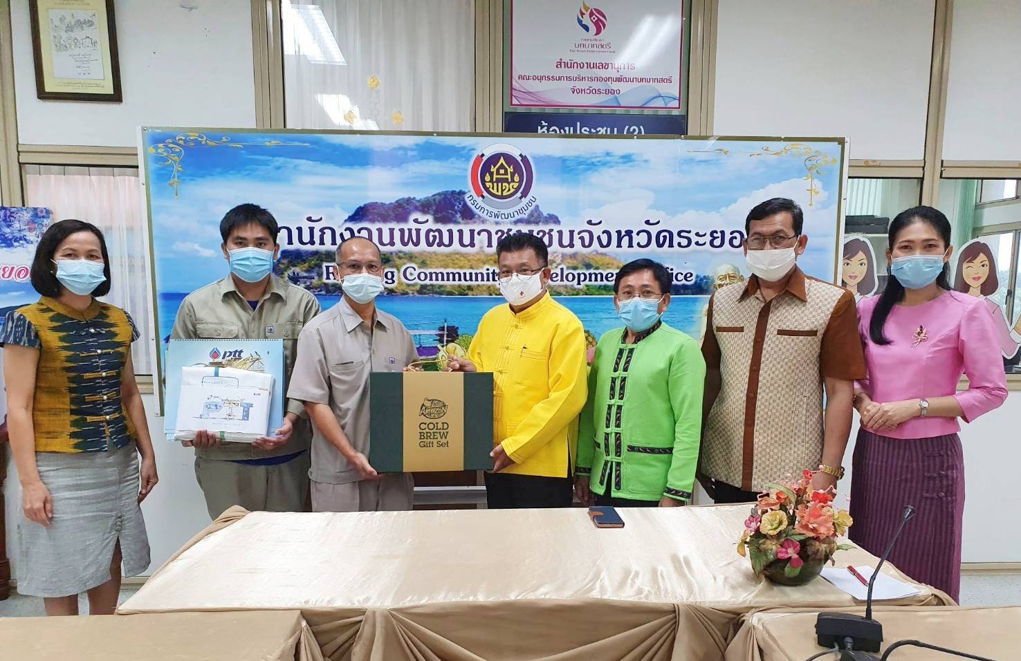 “พช.ระยอง นำกระเช้า OTOP สวัสดีปีใหม่ 2564 ผู้ว่าราชการจังหวัดระยองและรองผู้ว่าราชการจังหวัดฯ ” ? และรับมอบของขวัญสวัสดีปีใหม่ จากบริษัท ปตท.ระบบท่อเขต 3”