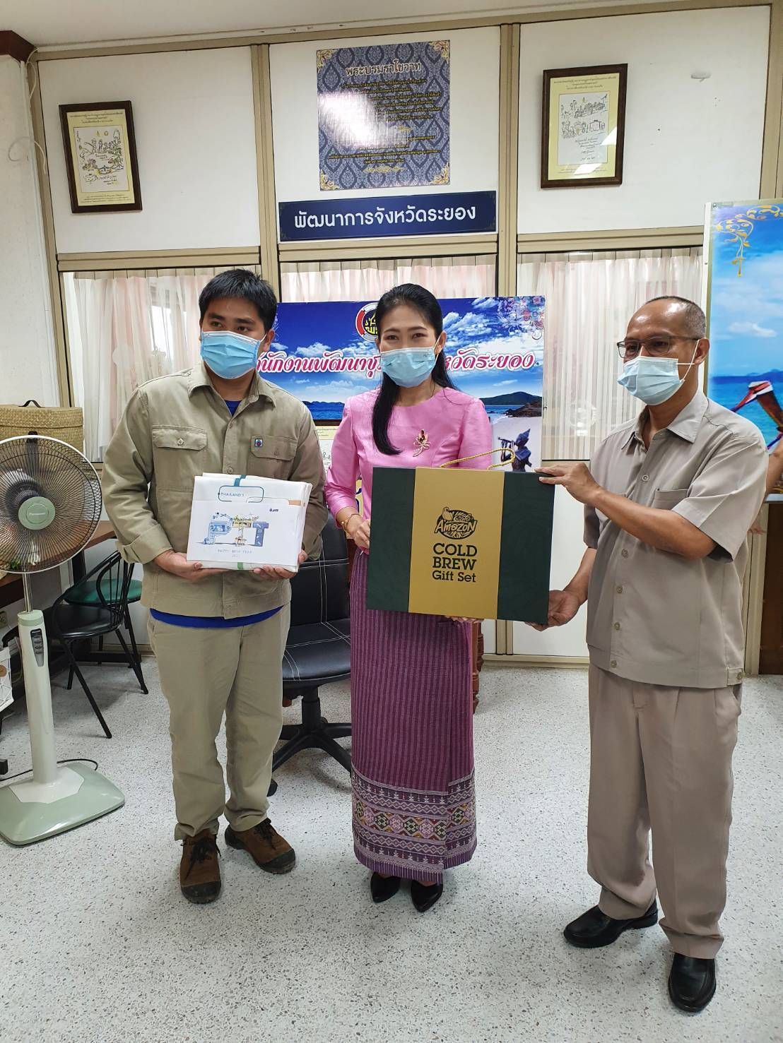 “พช.ระยอง นำกระเช้า OTOP สวัสดีปีใหม่ 2564 ผู้ว่าราชการจังหวัดระยองและรองผู้ว่าราชการจังหวัดฯ ” ? และรับมอบของขวัญสวัสดีปีใหม่ จากบริษัท ปตท.ระบบท่อเขต 3”