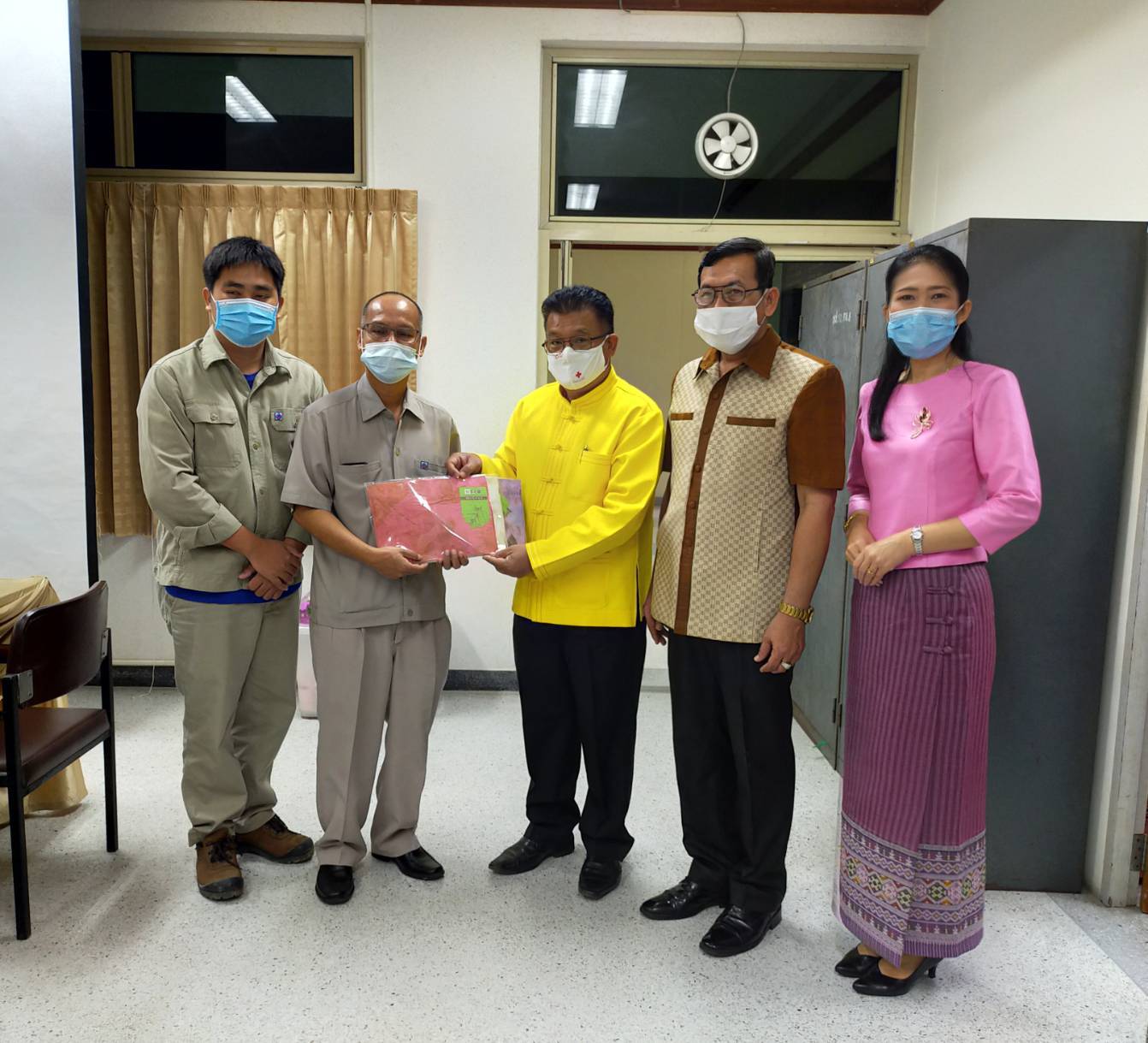 “พช.ระยอง นำกระเช้า OTOP สวัสดีปีใหม่ 2564 ผู้ว่าราชการจังหวัดระยองและรองผู้ว่าราชการจังหวัดฯ ” ? และรับมอบของขวัญสวัสดีปีใหม่ จากบริษัท ปตท.ระบบท่อเขต 3”