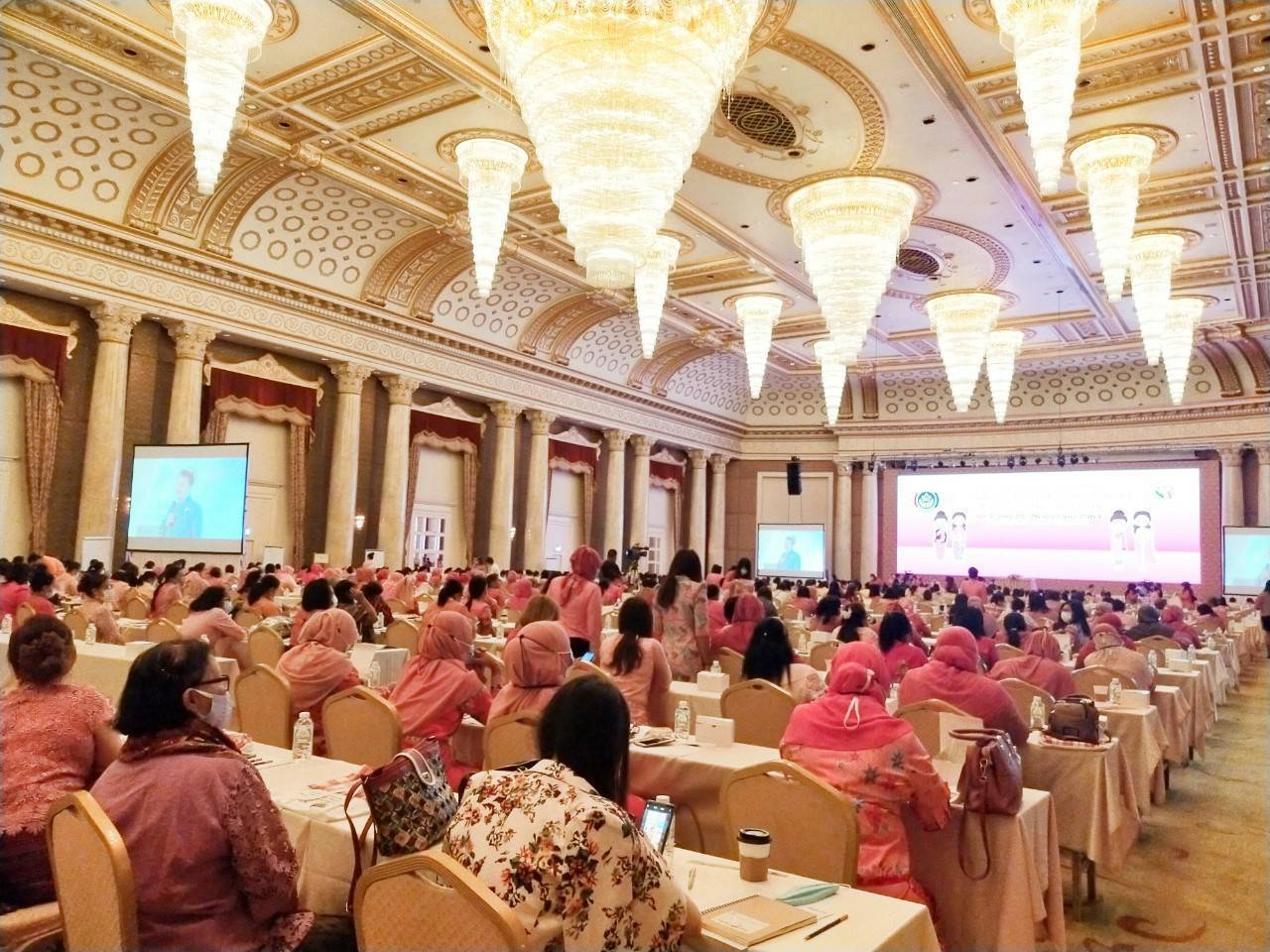 สตรีระยอง ร่วมโครงการกองทุนพัฒนาบทบาทสตรี สร้างพลังสตรี สร้างความสุข สร้างรายได้สู่ชุมชน