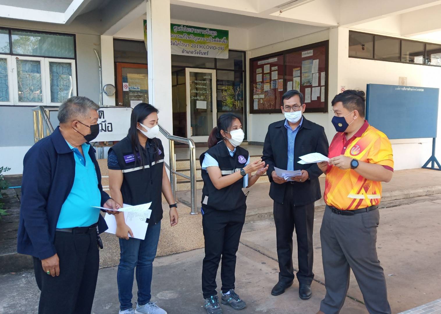 “พช.ระยอง” ร่วมเป็นคณะทำงานออกติดตามการปฏิบัติตามประกาศ/คำสั่ง ของศูนย์บริหารสถานการณ์แพร่ระบาดของโรคติดเชื้อไวรัสโคโรนา2019 (covid-19 ) ?