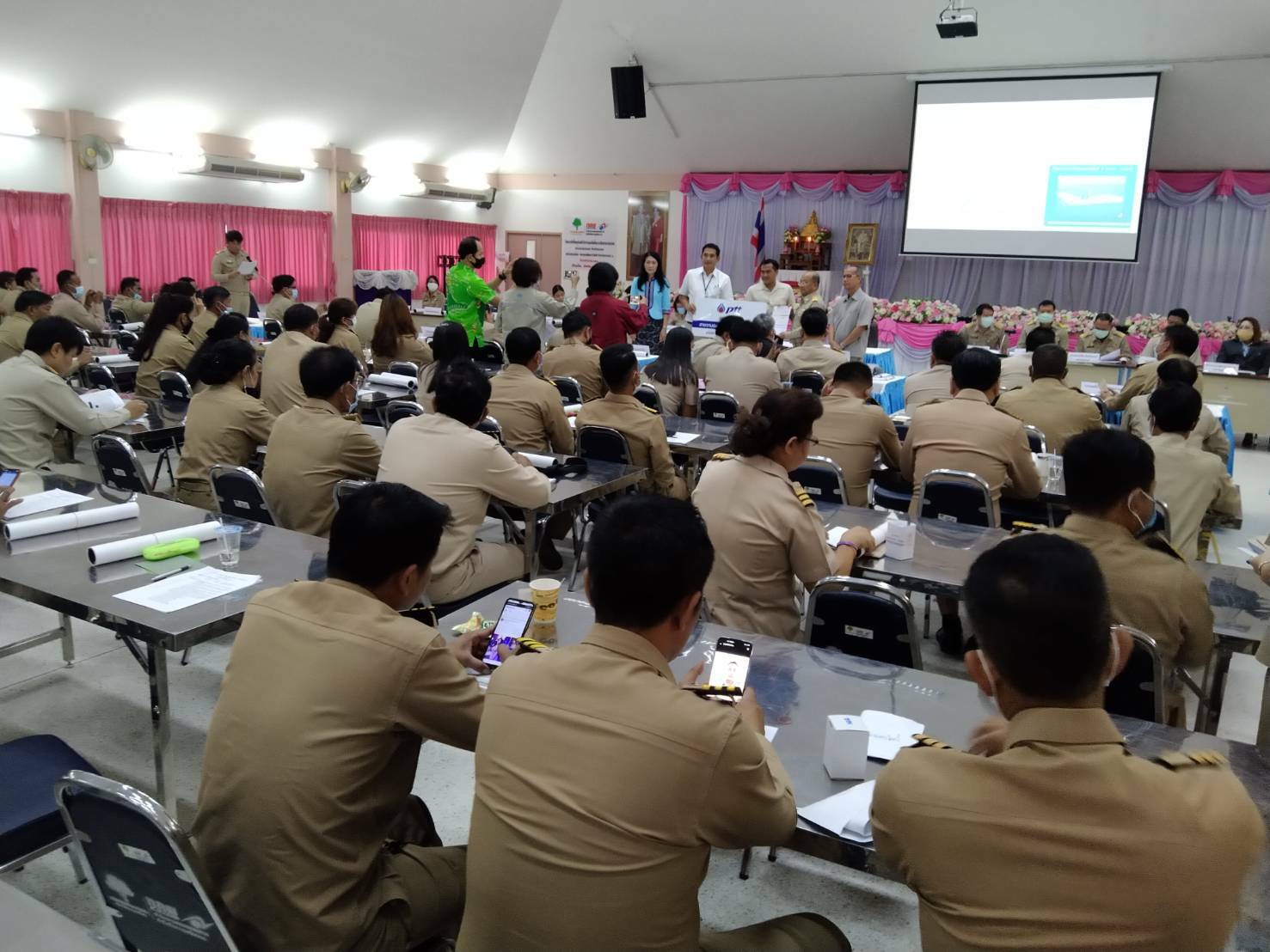 ?? “พช.ระยอง” ร่วมกับ ปตท. มอบกองทุนสวัสดิการชุมชนคืนประโยชน์ต่อสังคม ในที่ประชุมหัวหน้าส่วนราชการ กำนัน ผู้ใหญ่บ้าน ฯลฯ ของอำเภอ ?