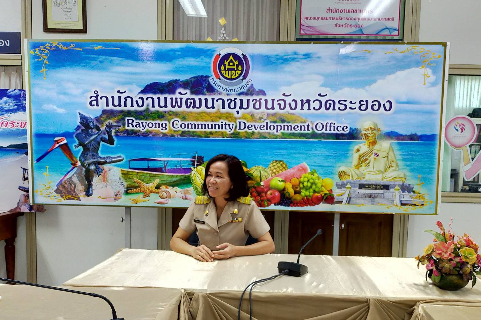 “พช.ระยอง” รับมอบของขวัญสวัสดีปีใหม่ โดย คุณน้ำทิพย์ สำเภาประเสริฐ Brand Management & CSR Director ธุรกิจเคมิคอลส์ เอสซีจี และคุณณัฐนันท์ คงคาหลวง ในนาม บริษัท เอสซีจี เคมิคอลส์ จำกัด