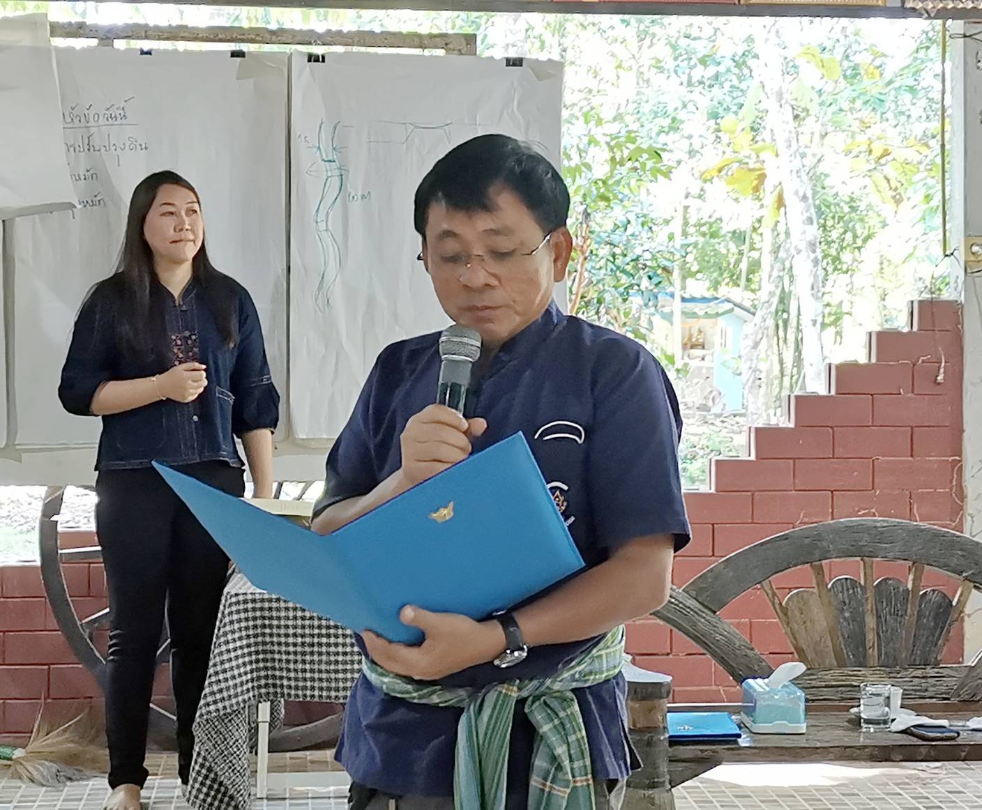 “พช.ระยอง มอบประกาศนียบัตรแก่ผู้ผ่านการฝึกอบรมเพิ่มทักษะระยะสั้นการพัฒนากสิกรรมสู่ระบบเศรษฐกิจพอเพียง รูปแบบโคก หนอง นา”