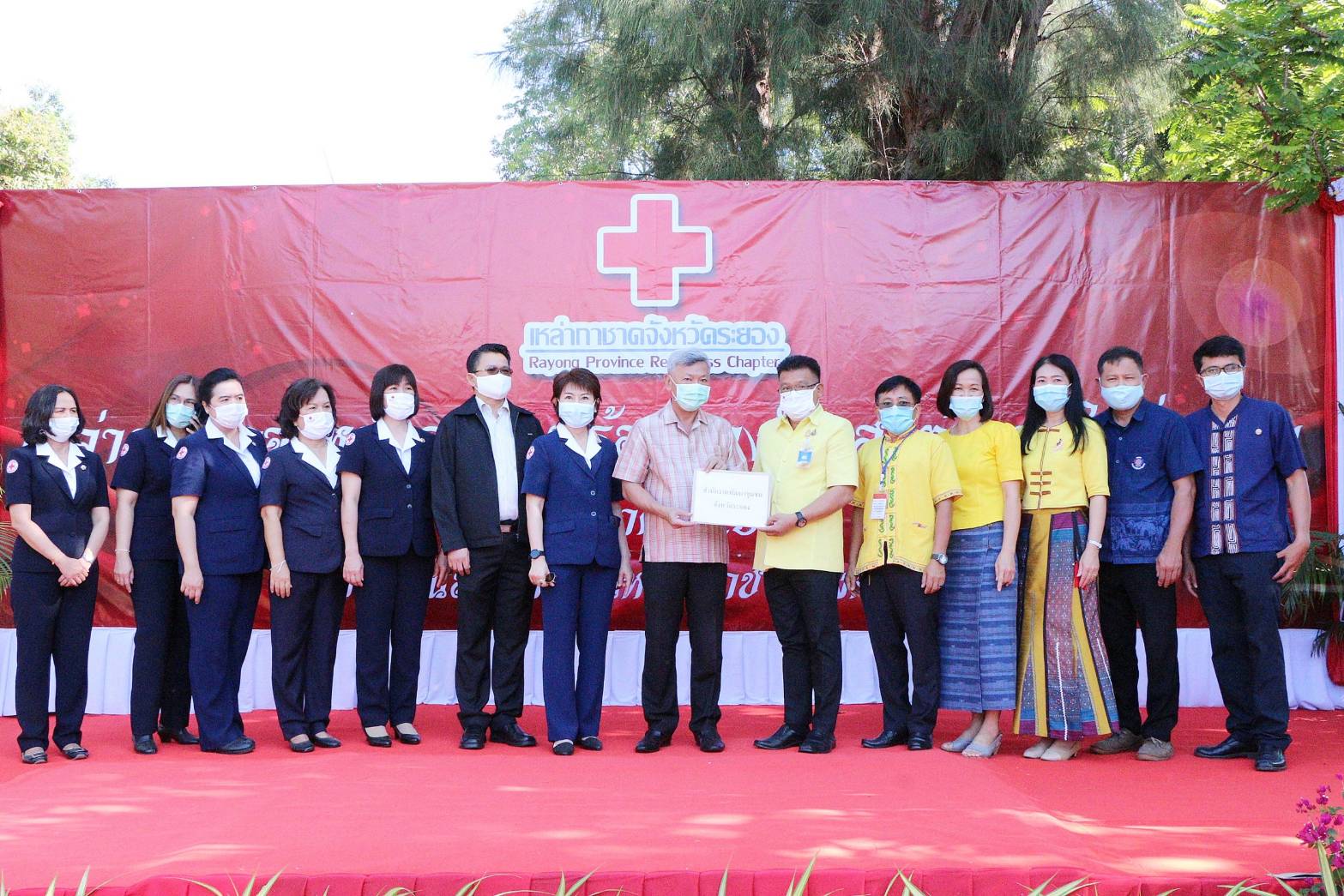 จังหวัดระยอง “พช.ระยอง”  ร่วมบริจาคเงินเพื่อสนับสนุนกิจกรรมเหล่ากาชาดจังหวัดระยองในงานวันสมเด็จพระเจ้าตากสินมหาราชและงานกาชาดจังหวัดระยองประจำปี พ.ศ. 2563