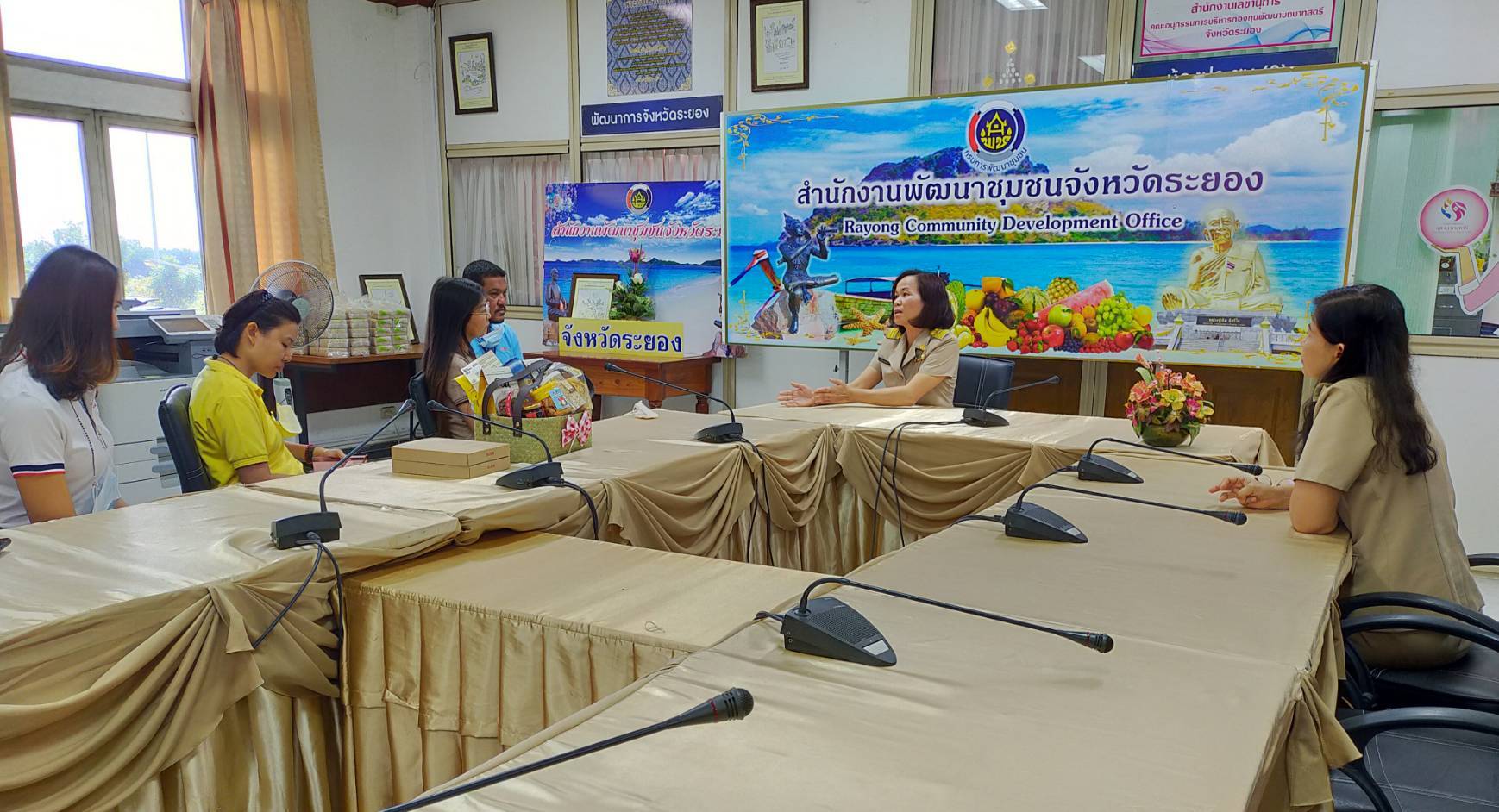 “พช.ระยอง” รับมอบของขวัญสวัสดีปีใหม่ โดย คุณน้ำทิพย์ สำเภาประเสริฐ Brand Management & CSR Director ธุรกิจเคมิคอลส์ เอสซีจี และคุณณัฐนันท์ คงคาหลวง ในนาม บริษัท เอสซีจี เคมิคอลส์ จำกัด