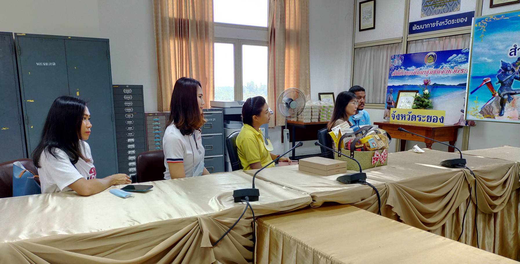 “พช.ระยอง” รับมอบของขวัญสวัสดีปีใหม่ โดย คุณน้ำทิพย์ สำเภาประเสริฐ Brand Management & CSR Director ธุรกิจเคมิคอลส์ เอสซีจี และคุณณัฐนันท์ คงคาหลวง ในนาม บริษัท เอสซีจี เคมิคอลส์ จำกัด