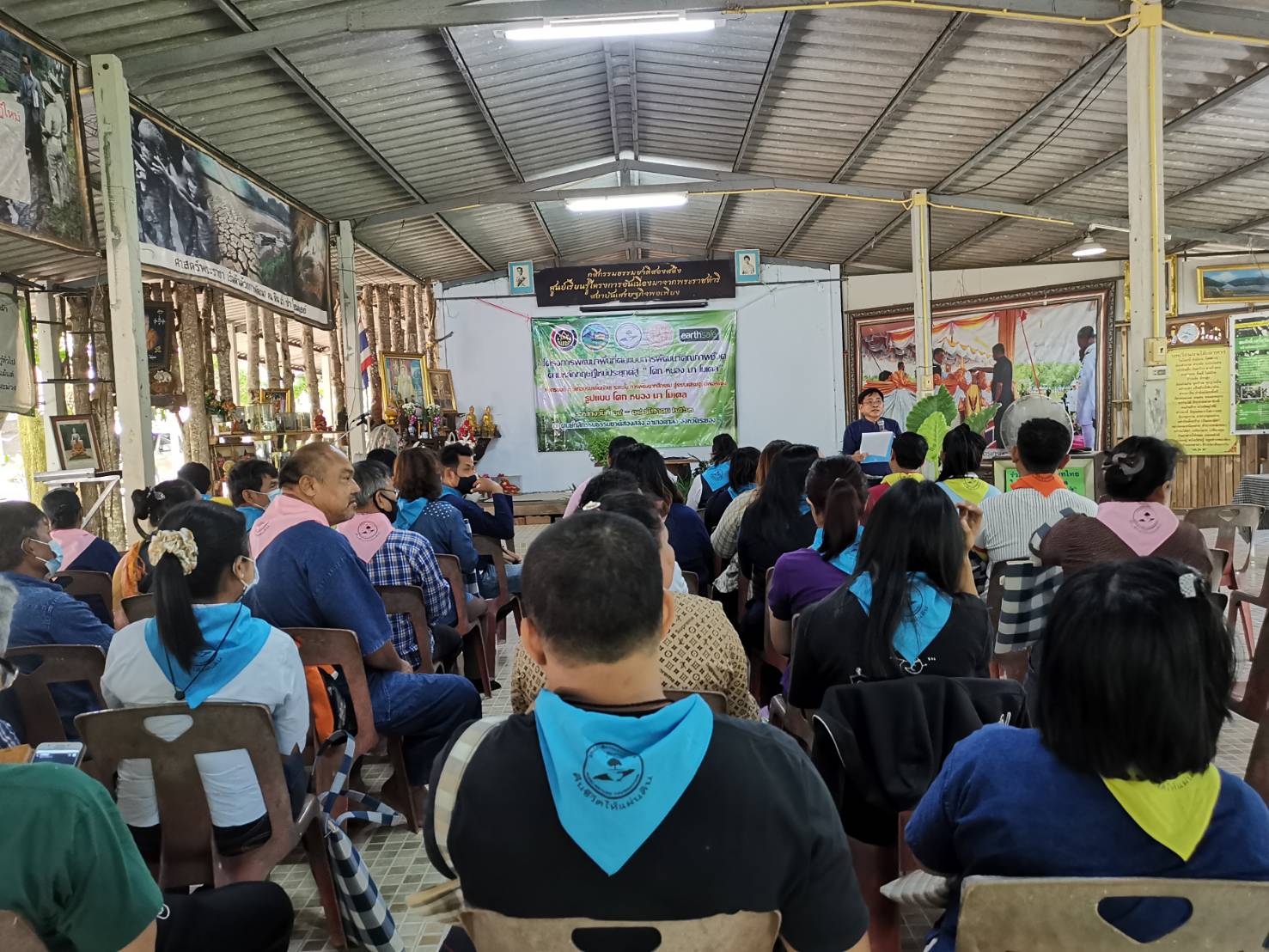 “พช.ระยอง มอบประกาศนียบัตรแก่ผู้ผ่านการฝึกอบรมเพิ่มทักษะระยะสั้นการพัฒนากสิกรรมสู่ระบบเศรษฐกิจพอเพียง รูปแบบโคก หนอง นา”