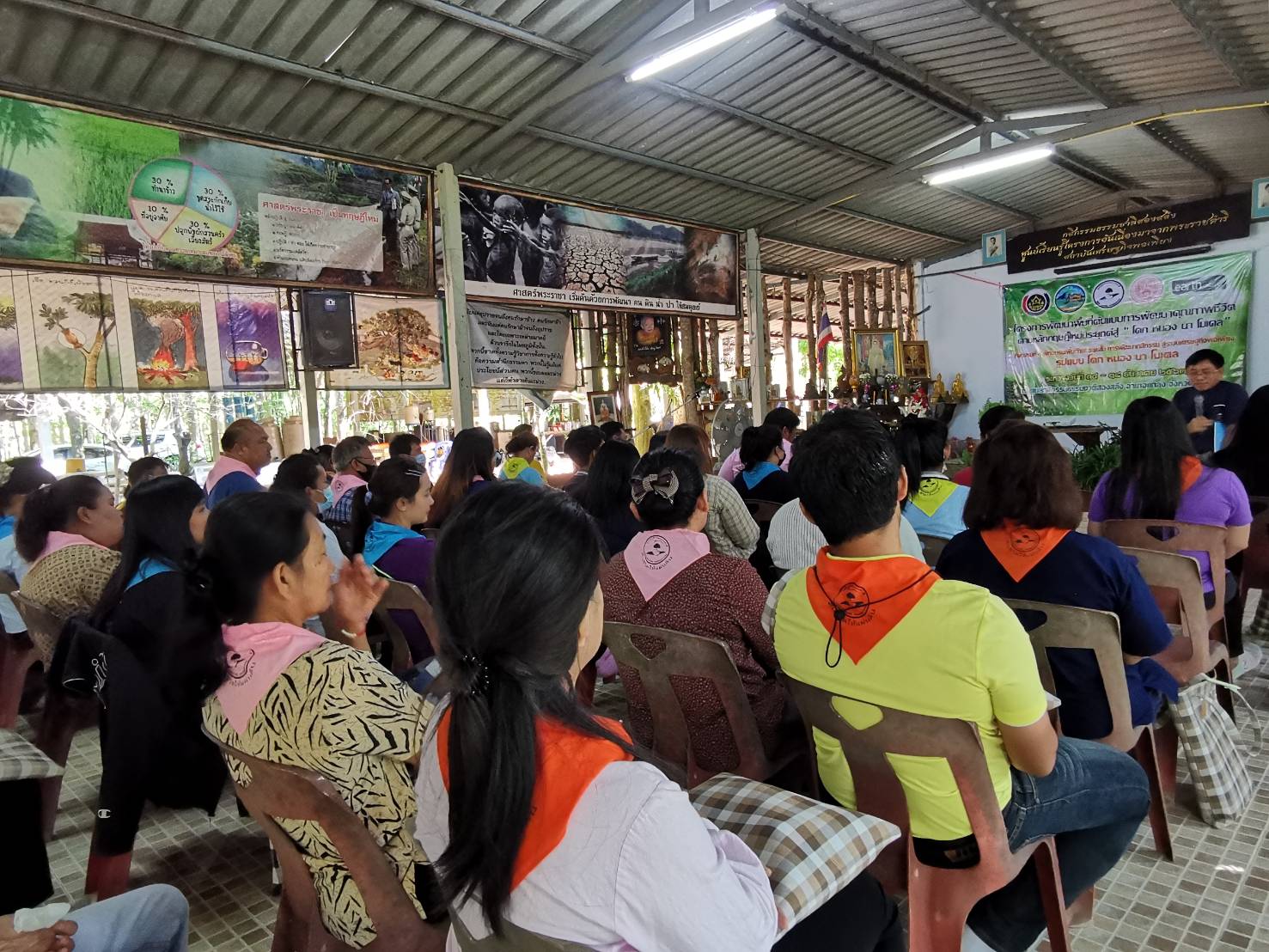 “พช.ระยอง มอบประกาศนียบัตรแก่ผู้ผ่านการฝึกอบรมเพิ่มทักษะระยะสั้นการพัฒนากสิกรรมสู่ระบบเศรษฐกิจพอเพียง รูปแบบโคก หนอง นา”