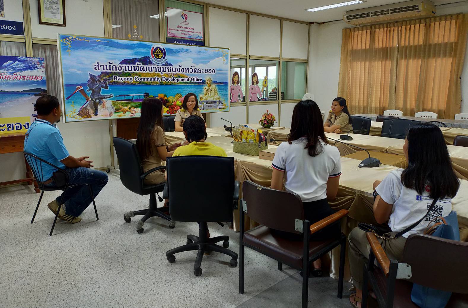 “พช.ระยอง” รับมอบของขวัญสวัสดีปีใหม่ โดย คุณน้ำทิพย์ สำเภาประเสริฐ Brand Management & CSR Director ธุรกิจเคมิคอลส์ เอสซีจี และคุณณัฐนันท์ คงคาหลวง ในนาม บริษัท เอสซีจี เคมิคอลส์ จำกัด