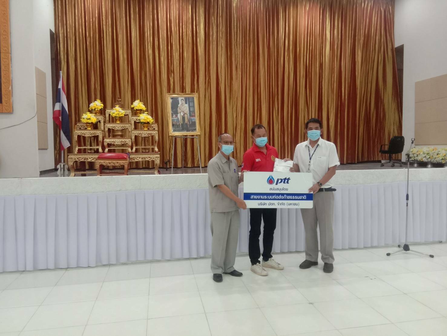 ?? “พช.ระยอง” ร่วมกับ ปตท. มอบกองทุนสวัสดิการชุมชนคืนประโยชน์ต่อสังคม ในที่ประชุมหัวหน้าส่วนราชการ กำนัน ผู้ใหญ่บ้าน ฯลฯ ของอำเภอ ?