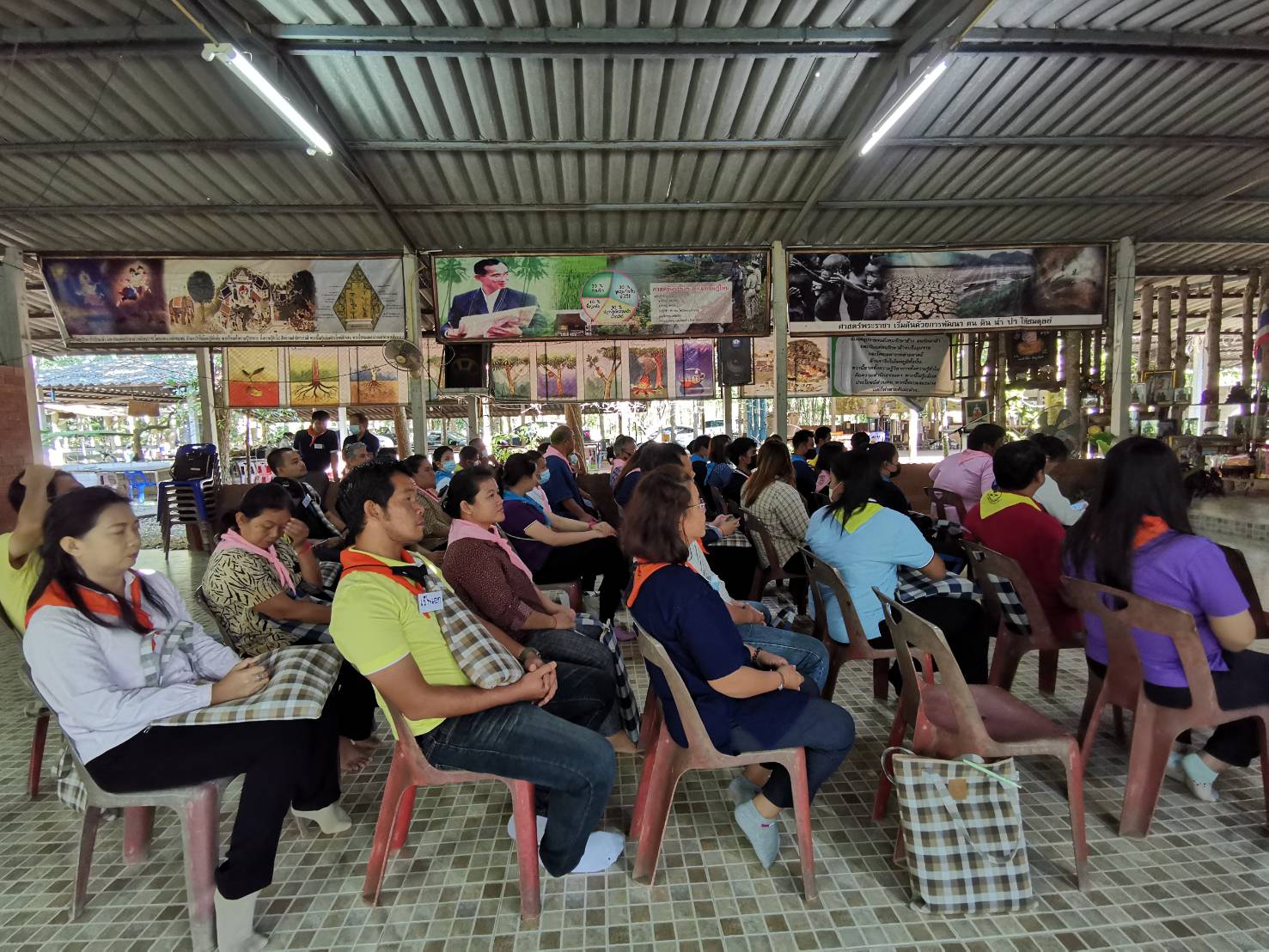 “พช.ระยอง มอบประกาศนียบัตรแก่ผู้ผ่านการฝึกอบรมเพิ่มทักษะระยะสั้นการพัฒนากสิกรรมสู่ระบบเศรษฐกิจพอเพียง รูปแบบโคก หนอง นา”