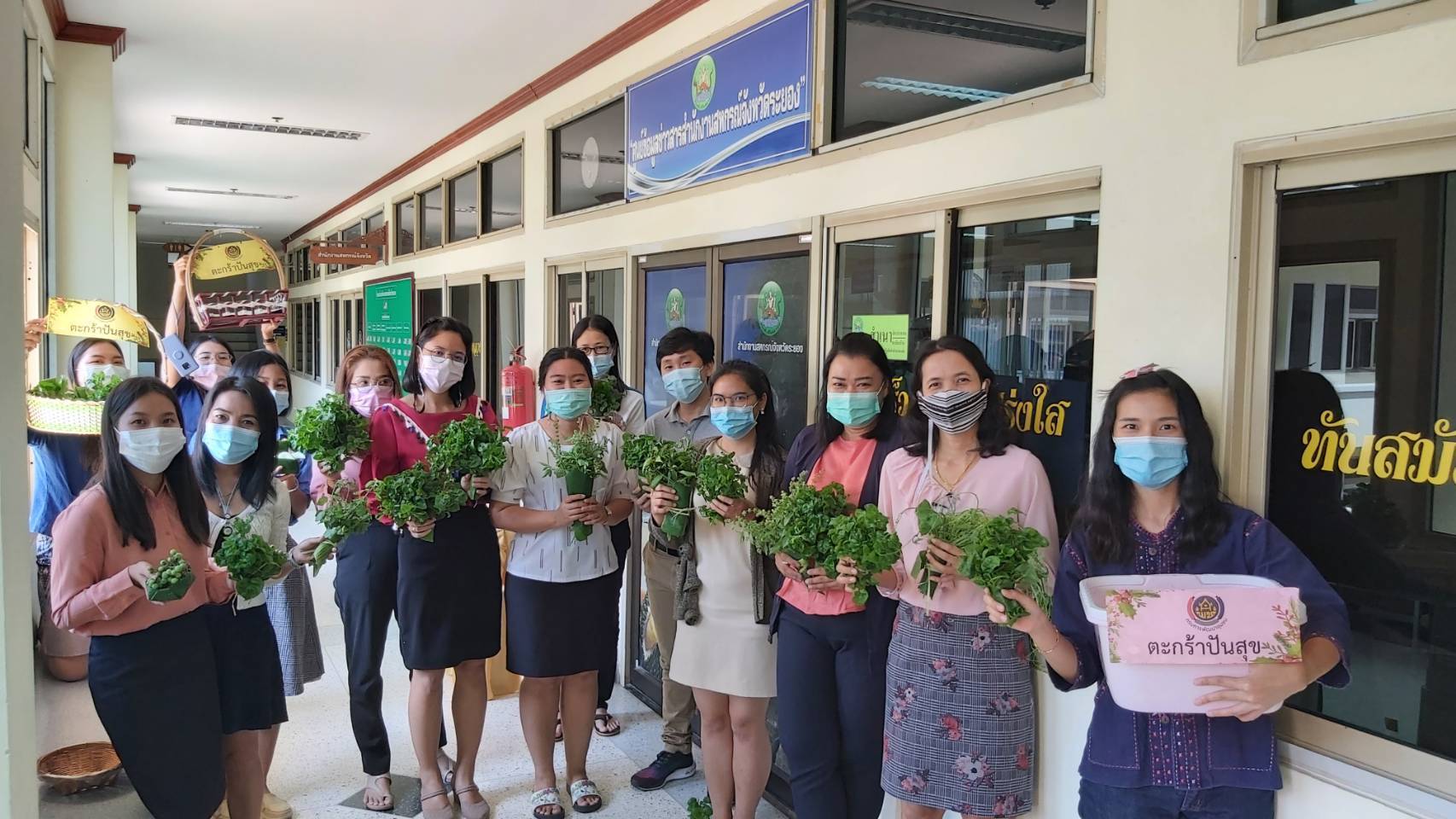 “พช.ระยอง” ปันผัก ปันรัก ปันสุข แทนความห่วงใย ใส่ใจชาวระยอง ในสถานการณ์ COVID-19??