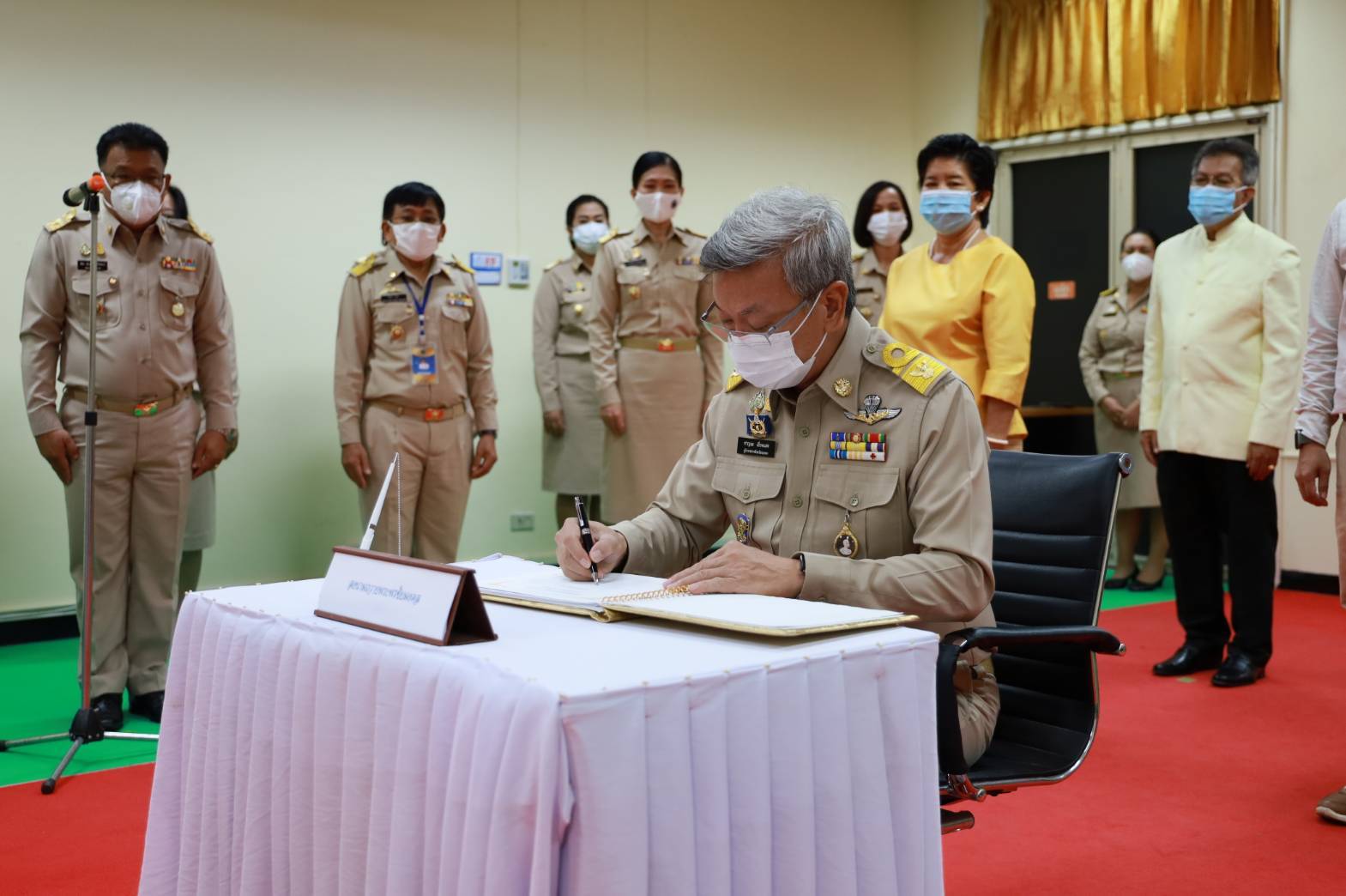 “พช.ระยอง”จัดพิธีลงนามถวายพระพรชัยมงคล และพิธีรับมอบแบบลายผ้า “ผ้ามัดหมี่ลายขอเจ้าฟ้าสิริวัณณวรีฯ” เนื่องในโอกาสวันคล้ายวันประสูติ สมเด็จพระเจ้าลูกเธอ เจ้าฟ้าสิริวัณณวรี นารีรัตนราชกัญญา”