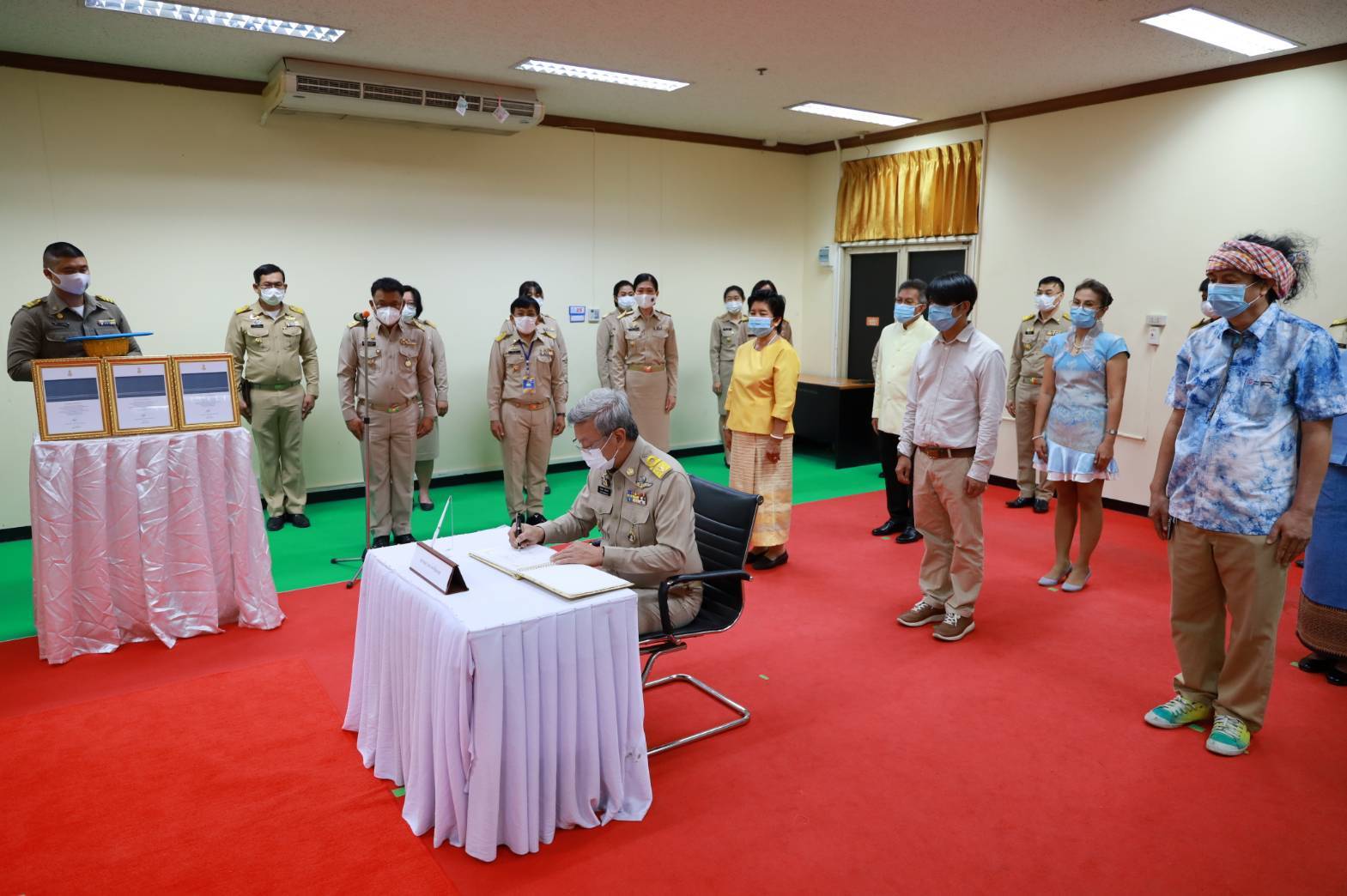 “พช.ระยอง”จัดพิธีลงนามถวายพระพรชัยมงคล และพิธีรับมอบแบบลายผ้า “ผ้ามัดหมี่ลายขอเจ้าฟ้าสิริวัณณวรีฯ” เนื่องในโอกาสวันคล้ายวันประสูติ สมเด็จพระเจ้าลูกเธอ เจ้าฟ้าสิริวัณณวรี นารีรัตนราชกัญญา”