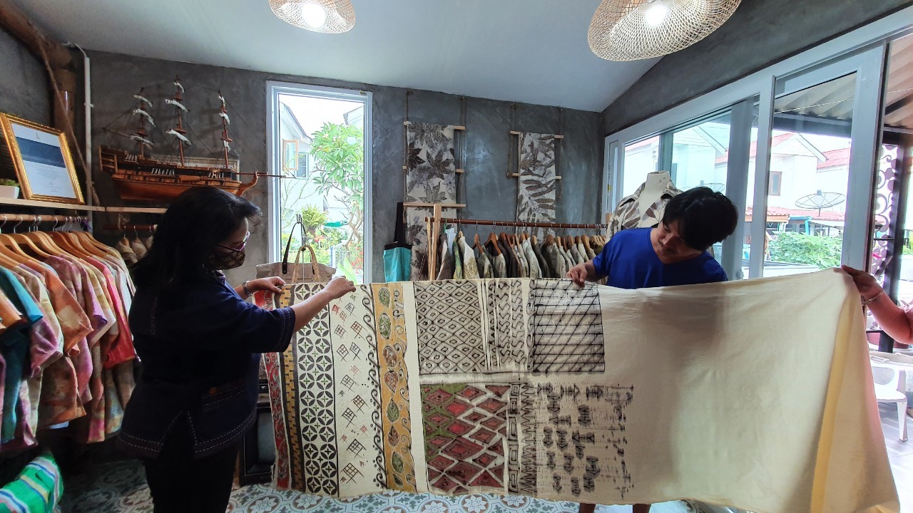 “พช.ระยอง” สานพระปณิธาน “เจ้าฟ้าสิริวัณณวรีฯ” ผ้าไทย ใส่ให้สนุก