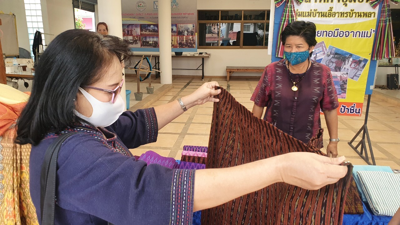 “พช.ระยอง” สานพระปณิธาน “เจ้าฟ้าสิริวัณณวรีฯ” ผ้าไทย ใส่ให้สนุก