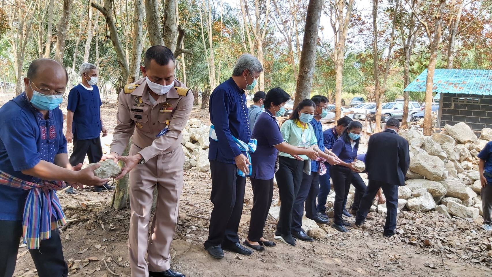 “พช.ระยอง” รวมพลังเอามื้อสามัคคี สืบสานศาสตร์พระราชา พัฒนาฝายชะลอน้ำ