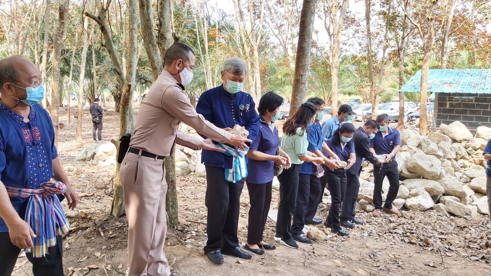 “พช.ระยอง” รวมพลังเอามื้อสามัคคี สืบสานศาสตร์พระราชา พัฒนาฝายชะลอน้ำ