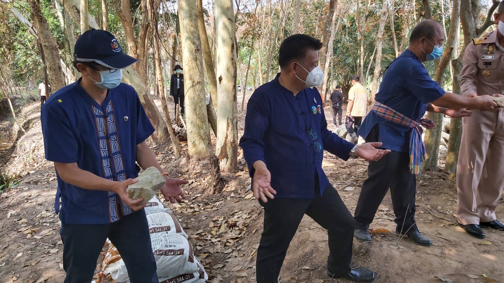 “พช.ระยอง” รวมพลังเอามื้อสามัคคี สืบสานศาสตร์พระราชา พัฒนาฝายชะลอน้ำ