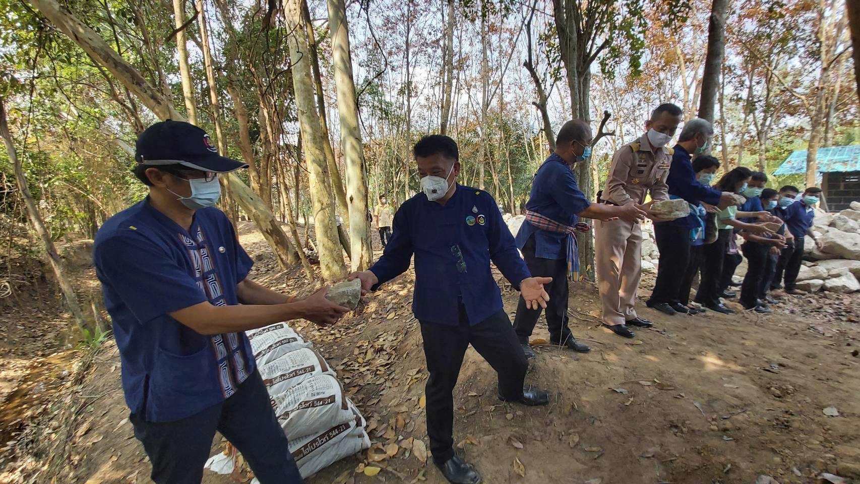 “พช.ระยอง” รวมพลังเอามื้อสามัคคี สืบสานศาสตร์พระราชา พัฒนาฝายชะลอน้ำ