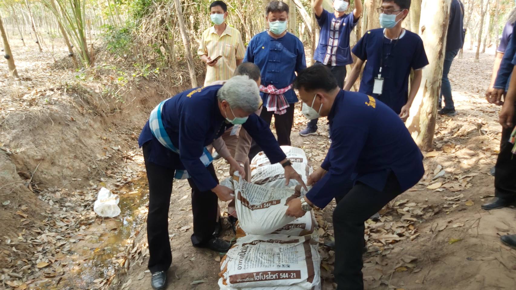 “พช.ระยอง” รวมพลังเอามื้อสามัคคี สืบสานศาสตร์พระราชา พัฒนาฝายชะลอน้ำ