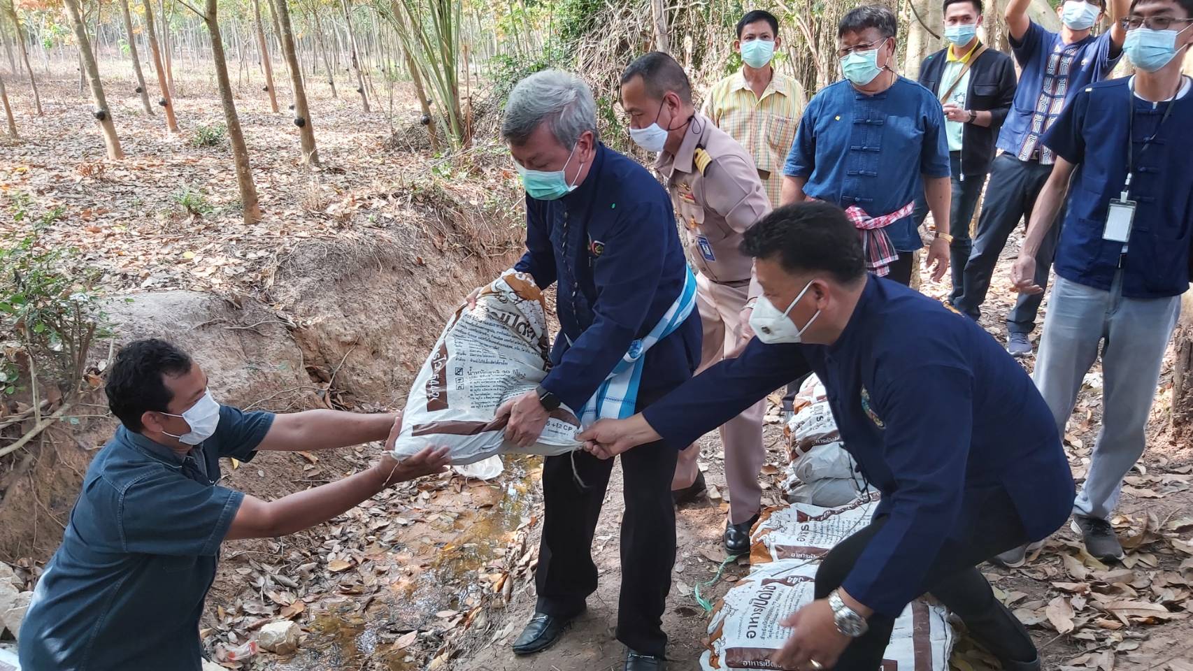 “พช.ระยอง” รวมพลังเอามื้อสามัคคี สืบสานศาสตร์พระราชา พัฒนาฝายชะลอน้ำ