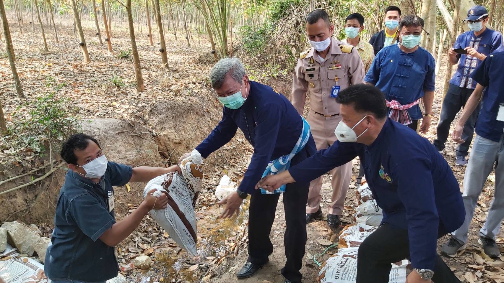“พช.ระยอง” รวมพลังเอามื้อสามัคคี สืบสานศาสตร์พระราชา พัฒนาฝายชะลอน้ำ