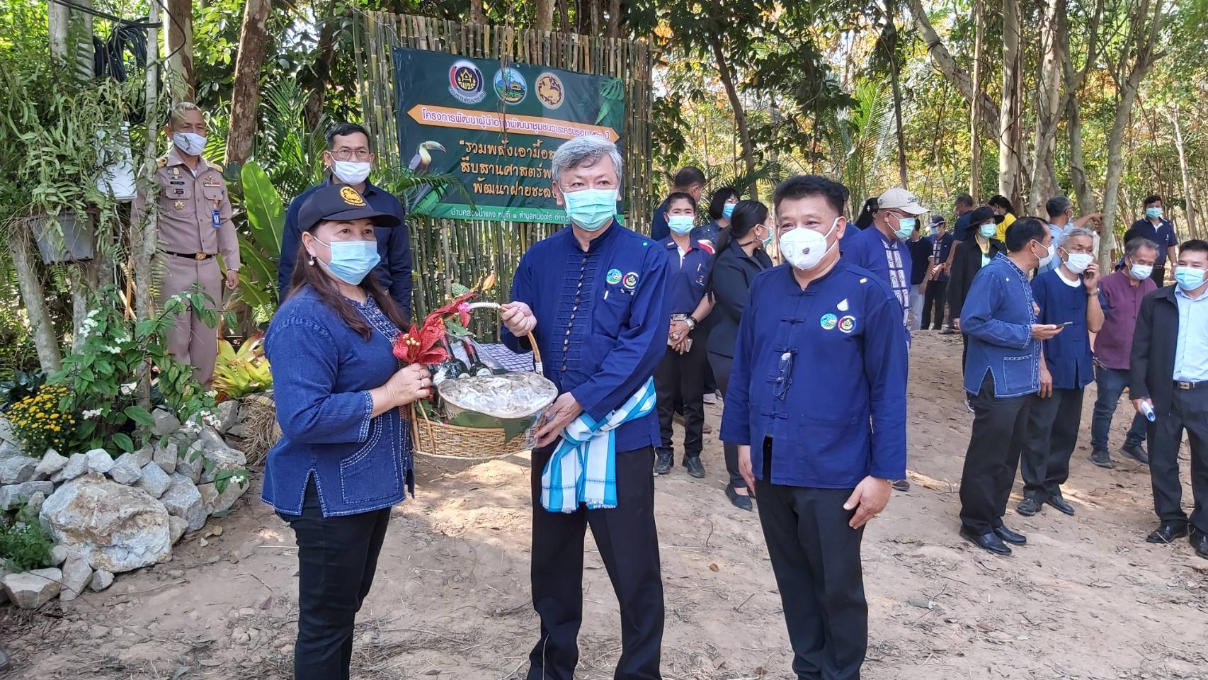 “พช.ระยอง” รวมพลังเอามื้อสามัคคี สืบสานศาสตร์พระราชา พัฒนาฝายชะลอน้ำ