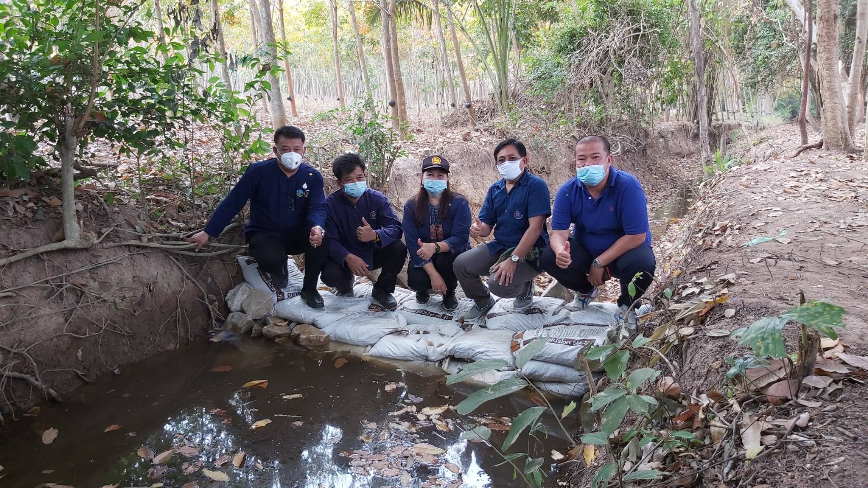 “พช.ระยอง” รวมพลังเอามื้อสามัคคี สืบสานศาสตร์พระราชา พัฒนาฝายชะลอน้ำ
