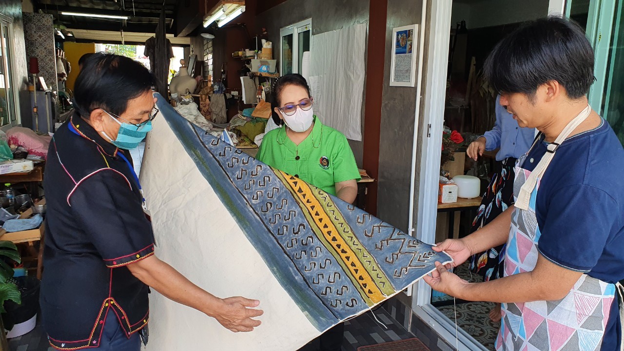 “พช.ระยอง” ลงพื้นที่ติดตามความก้าวหน้าการผลิตลายผ้า “ผ้ามัดหมี่ลายขอเจ้าฟ้าสิริวัณณวรีฯ” ของผู้ผลิต ผู้ประกอบการ Otop อ.บ้านฉาง