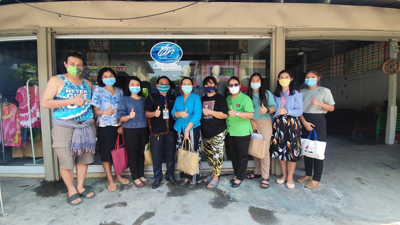 “พช.ระยอง” ลงพื้นที่ติดตามความก้าวหน้าการผลิตลายผ้า “ผ้ามัดหมี่ลายขอเจ้าฟ้าสิริวัณณวรีฯ” ของผู้ผลิต ผู้ประกอบการ Otop อ.บ้านฉาง