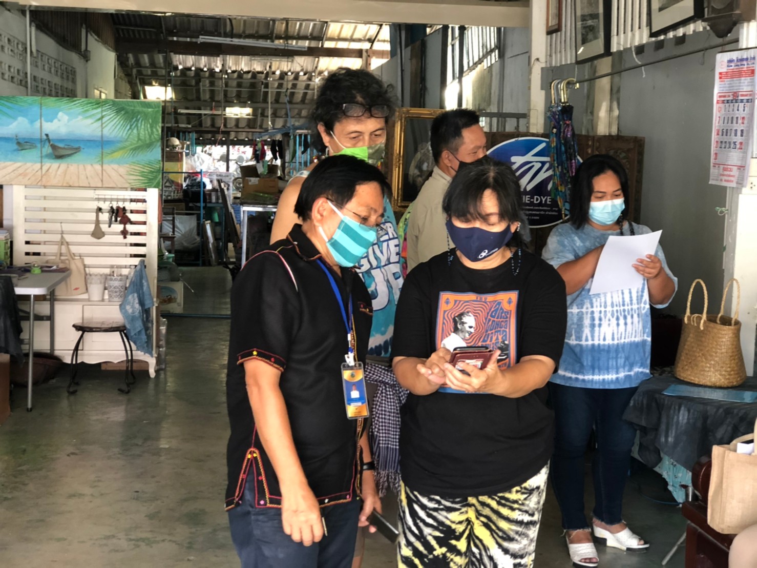 “พช.ระยอง” ลงพื้นที่ติดตามความก้าวหน้าการผลิตลายผ้า “ผ้ามัดหมี่ลายขอเจ้าฟ้าสิริวัณณวรีฯ” ของผู้ผลิต ผู้ประกอบการ Otop อ.บ้านฉาง