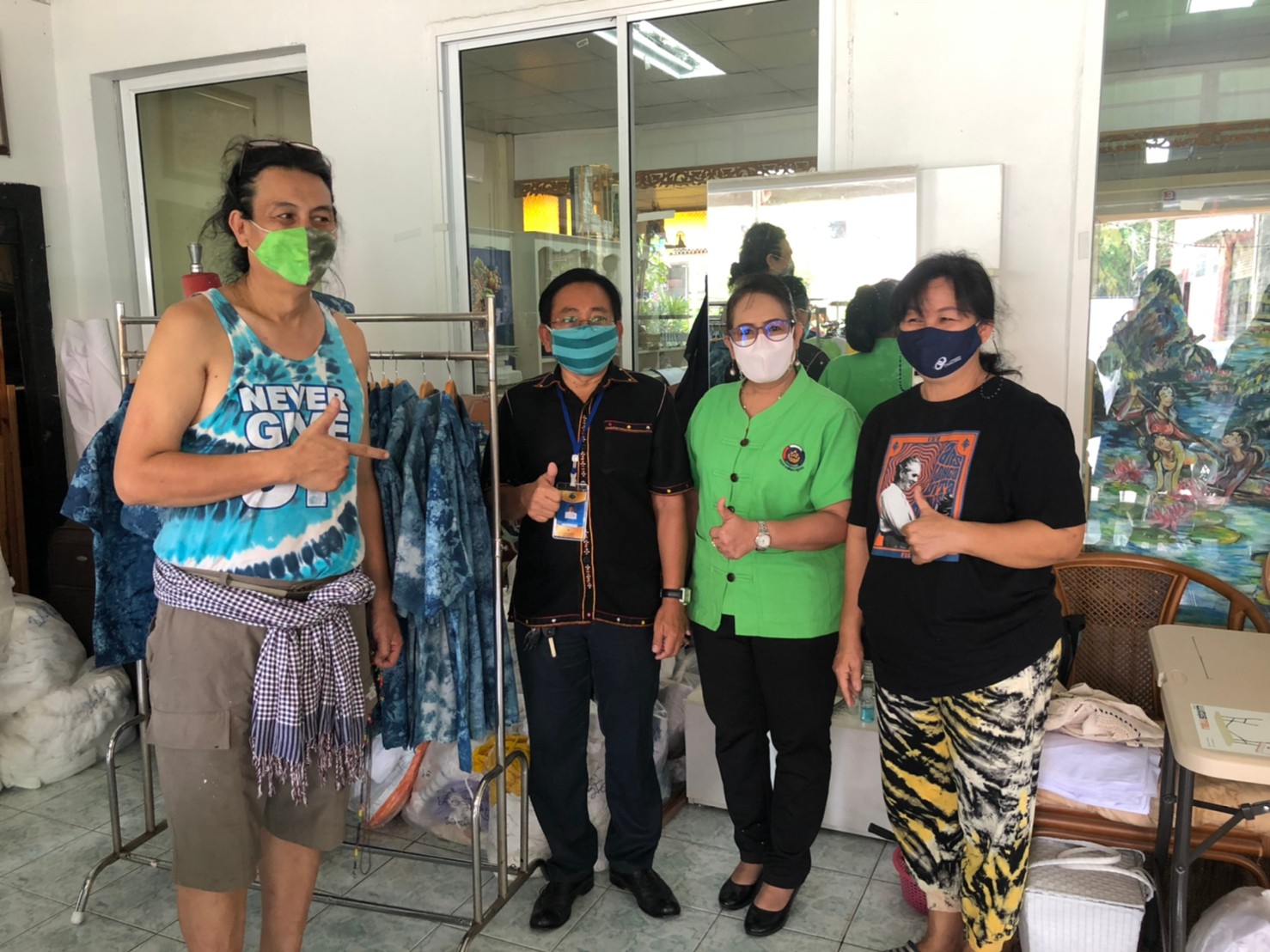 “พช.ระยอง” ลงพื้นที่ติดตามความก้าวหน้าการผลิตลายผ้า “ผ้ามัดหมี่ลายขอเจ้าฟ้าสิริวัณณวรีฯ” ของผู้ผลิต ผู้ประกอบการ Otop อ.บ้านฉาง