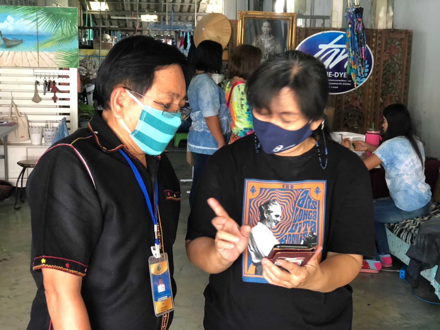 “พช.ระยอง” ลงพื้นที่ติดตามความก้าวหน้าการผลิตลายผ้า “ผ้ามัดหมี่ลายขอเจ้าฟ้าสิริวัณณวรีฯ” ของผู้ผลิต ผู้ประกอบการ Otop อ.บ้านฉาง